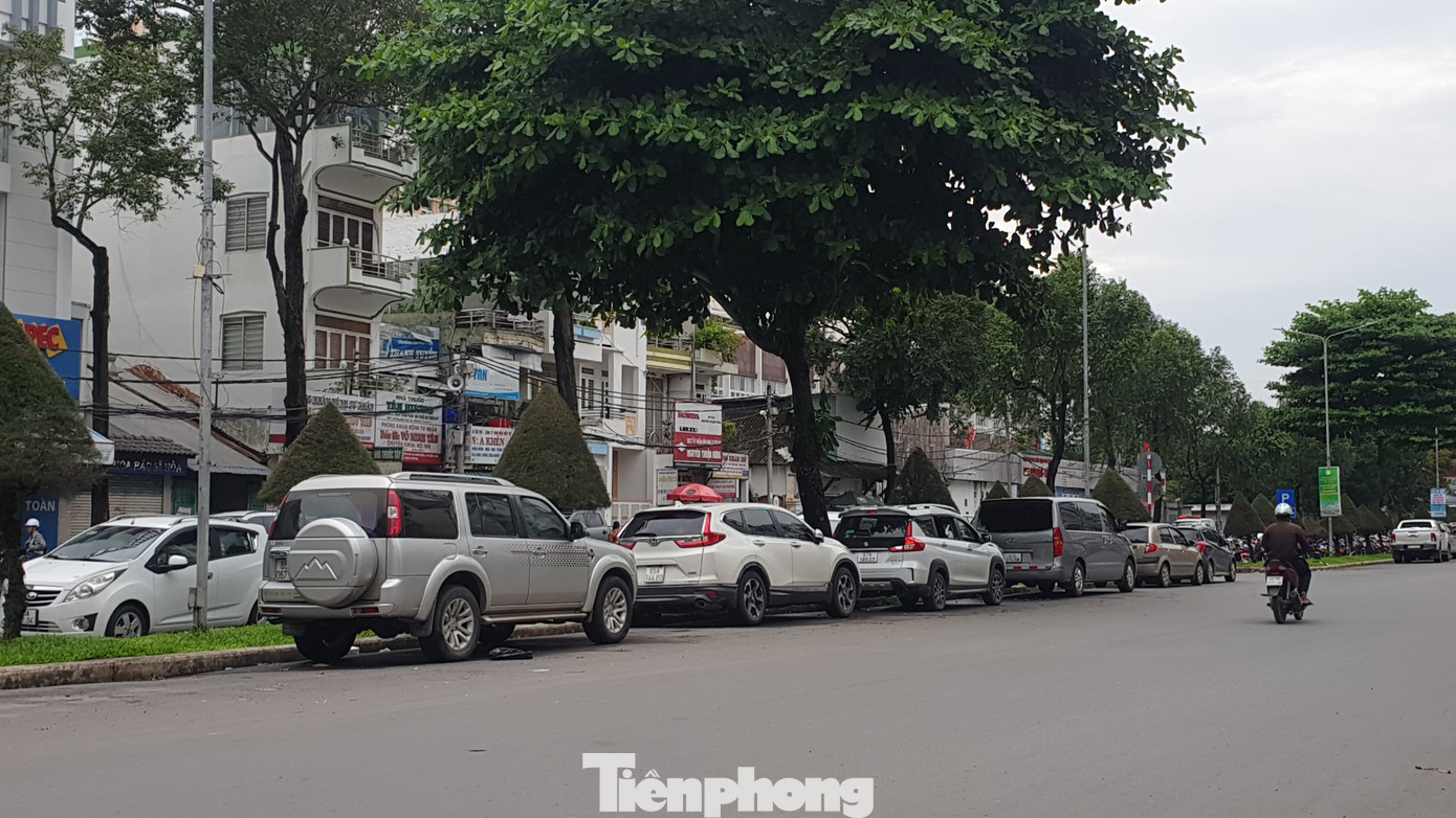 Đường Châu Văn Liêm, một trong các tuyến đường đang được sử dụng làm bãi đậu xe. Ảnh: CK Đường Châu Văn Liêm, một trong các tuyến đường đang được sử dụng làm bãi đậu xe. Ảnh: CK