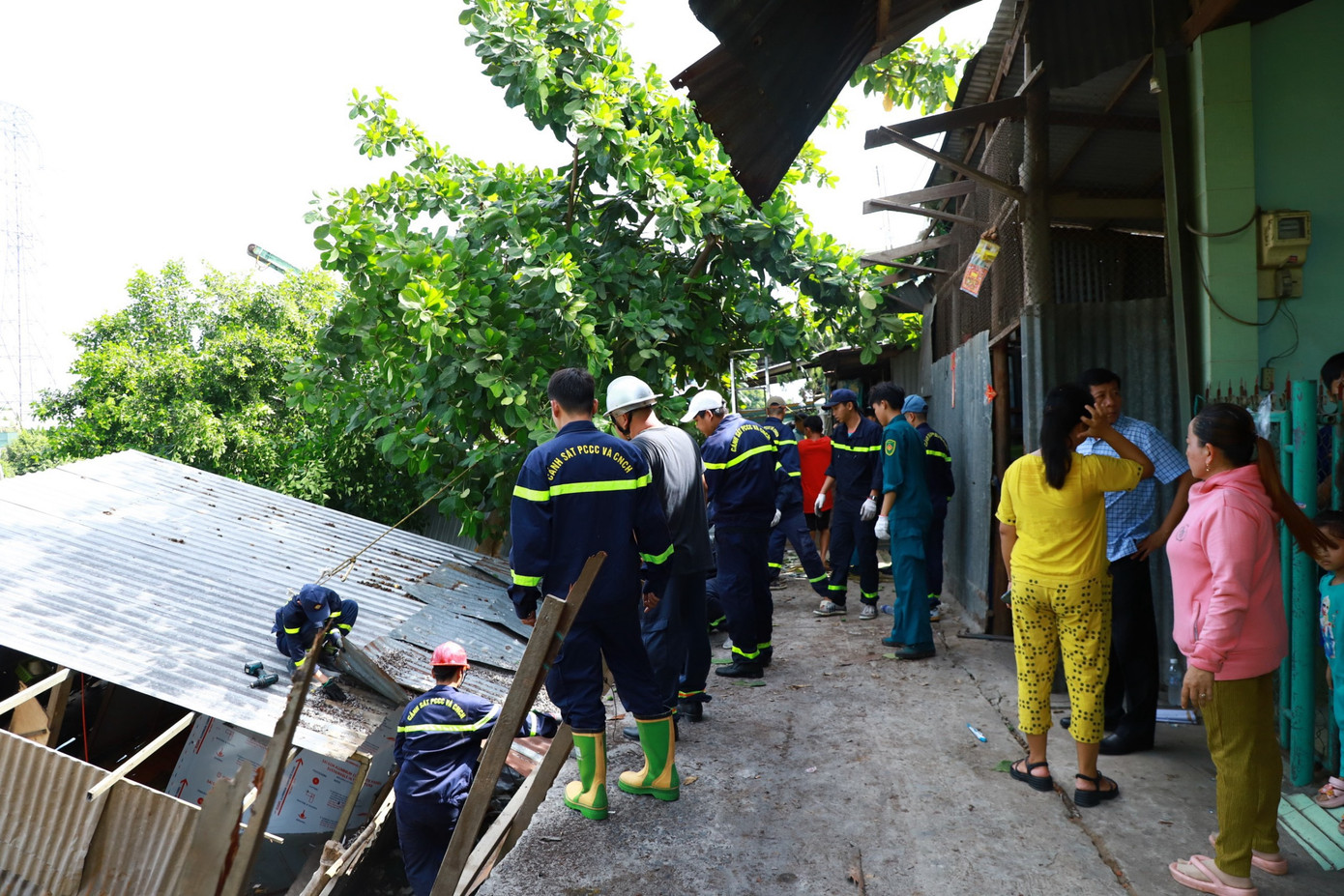 Lực lượng chức năng hỗ trợ người dân khắc phục hậu quả.