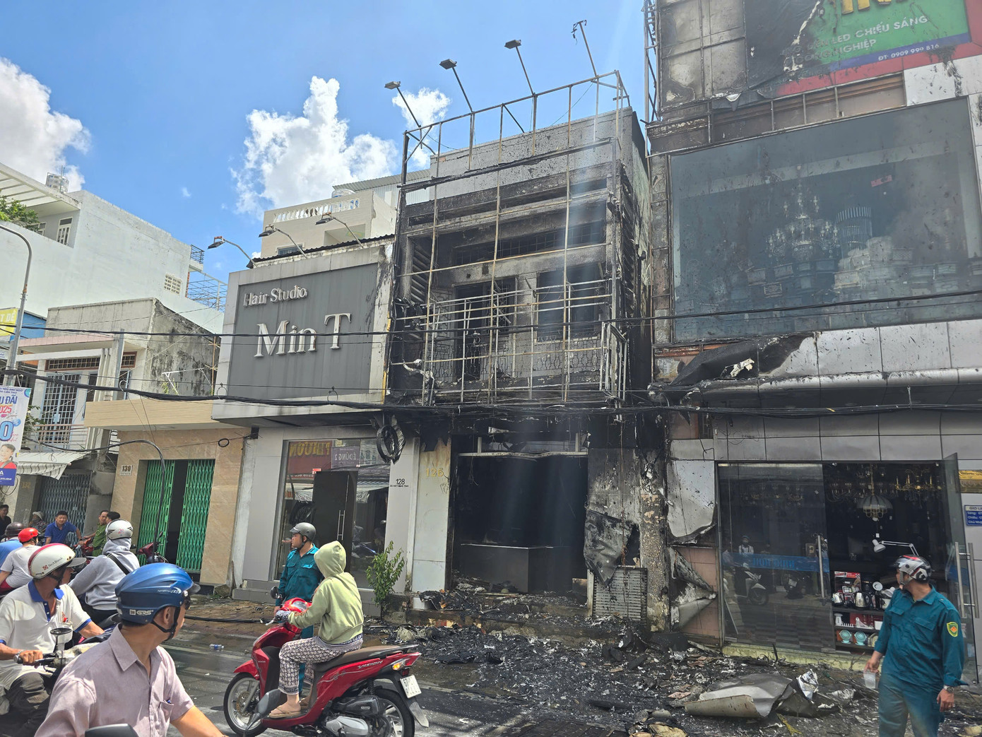 Căn nhà đang cho thuê kinh doanh điện thoại di động gần như bị thiêu rụi. Căn nhà bên cạnh cũng ảnh hưởng.