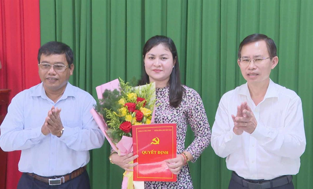 Lãnh đạo Ban Tổ chức Tỉnh ủy Trà Vinh và Ban Dân vận Tỉnh ủy Trà Vinh trao quyết định, chúc mừng bà Kiên Thị Minh Nguyệt. Ảnh: Hân Hiền Lãnh đạo Ban Tổ chức Tỉnh ủy Trà Vinh và Ban Dân vận Tỉnh ủy Trà Vinh trao quyết định, chúc mừng bà Kiên Thị Minh Nguyệt. Ảnh: Hân Hiền