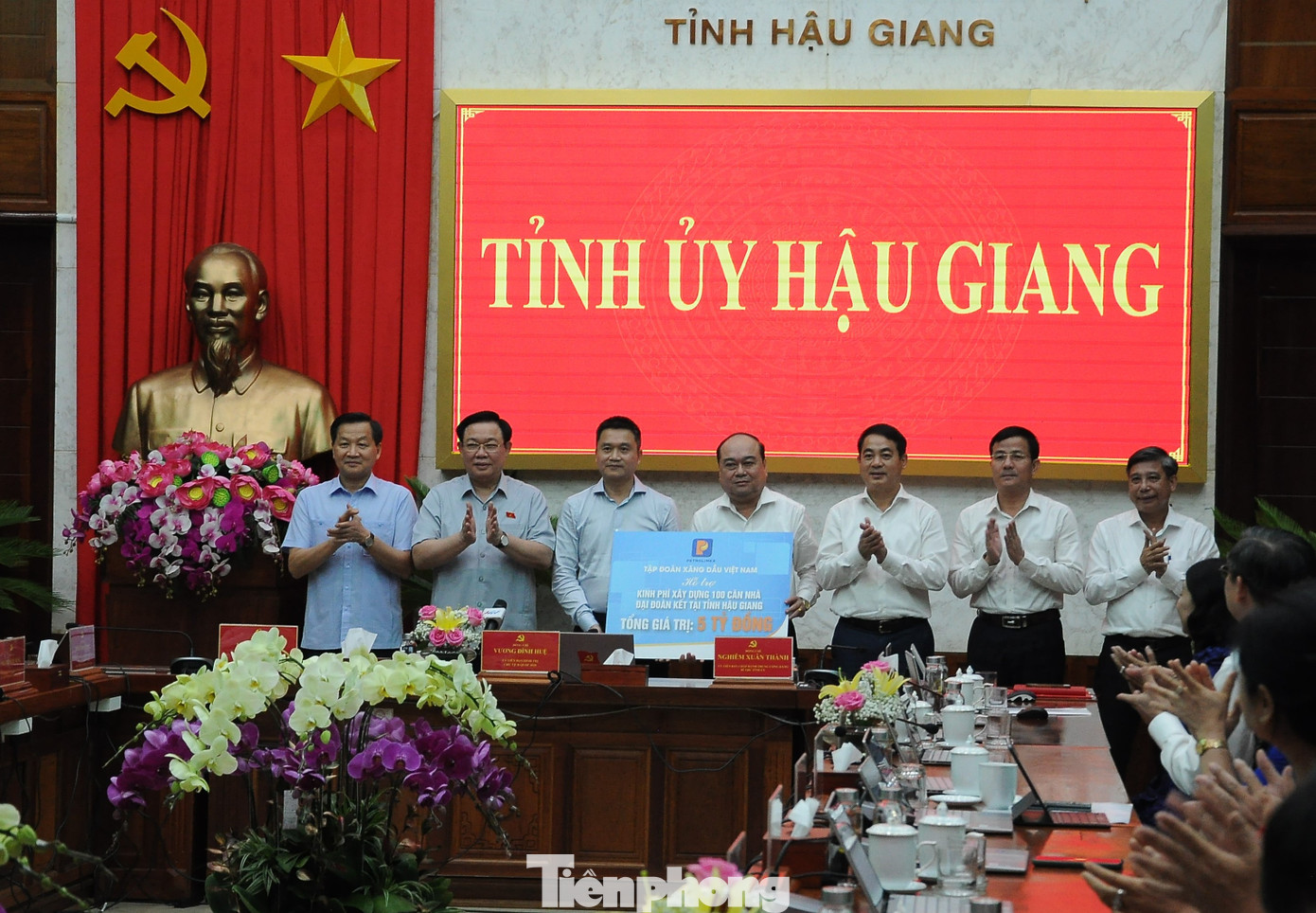 Chủ tịch Quốc hội Vương Đình Huệ, Phó Thủ tướng Lê Minh Khái chứng kiến trao 100 căn nhà Đại đoàn kết từ Tập đoàn Petrolimex tặng tỉnh Hậu Giang. (Ảnh: Cảnh Kỳ) Chủ tịch Quốc hội Vương Đình Huệ, Phó Thủ tướng Lê Minh Khái chứng kiến trao 100 căn nhà Đại đoàn kết từ Tập đoàn Petrolimex tặng tỉnh Hậu Giang. (Ảnh: Cảnh Kỳ)