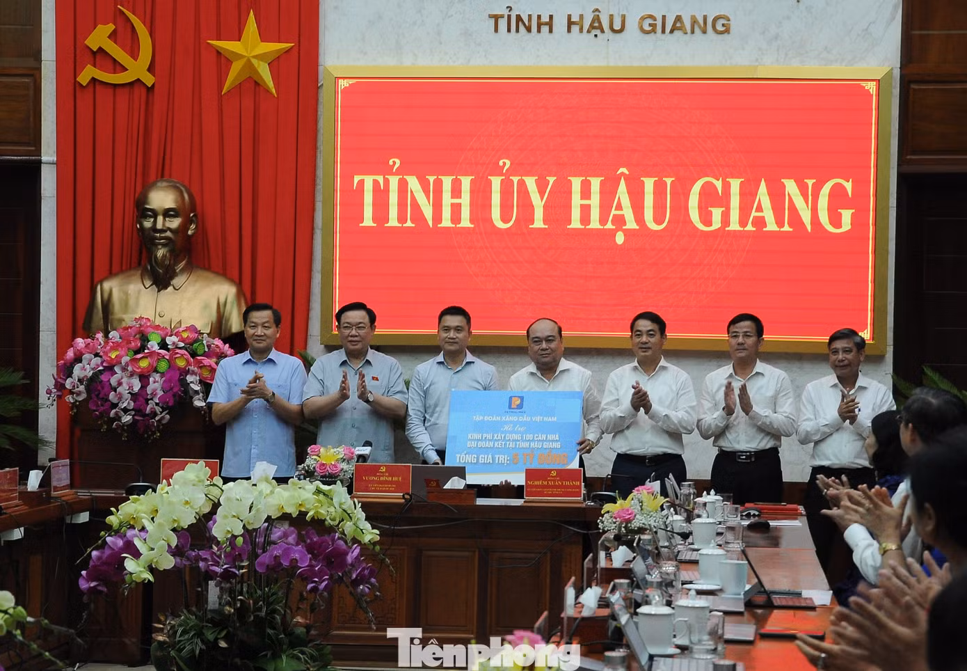 Chủ tịch Quốc hội Vương Đình Huệ, Phó Thủ tướng Lê Minh Khái chứng kiến trao 100 căn nhà Đại đoàn kết từ Tập đoàn Petrolimex tặng tỉnh Hậu Giang. (Ảnh: Cảnh Kỳ) Chủ tịch Quốc hội Vương Đình Huệ, Phó Thủ tướng Lê Minh Khái chứng kiến trao 100 căn nhà Đại đoàn kết từ Tập đoàn Petrolimex tặng tỉnh Hậu Giang. (Ảnh: Cảnh Kỳ)