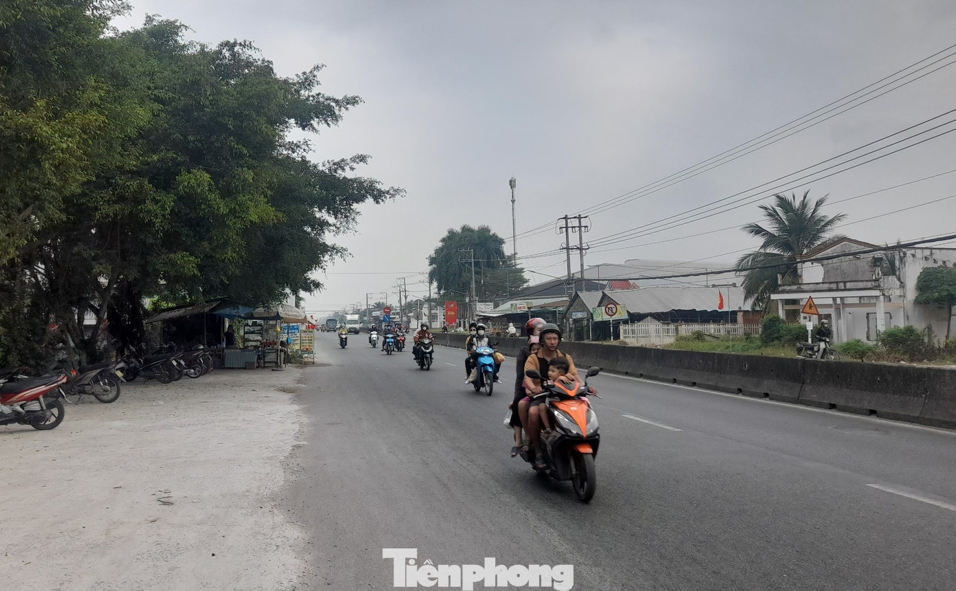 Qua khỏi thị trấn Cái Tắc, quốc lộ 1 hướng về Sóc Trăng thông thoáng hơn. Qua khỏi thị trấn Cái Tắc, quốc lộ 1 hướng về Sóc Trăng thông thoáng hơn.