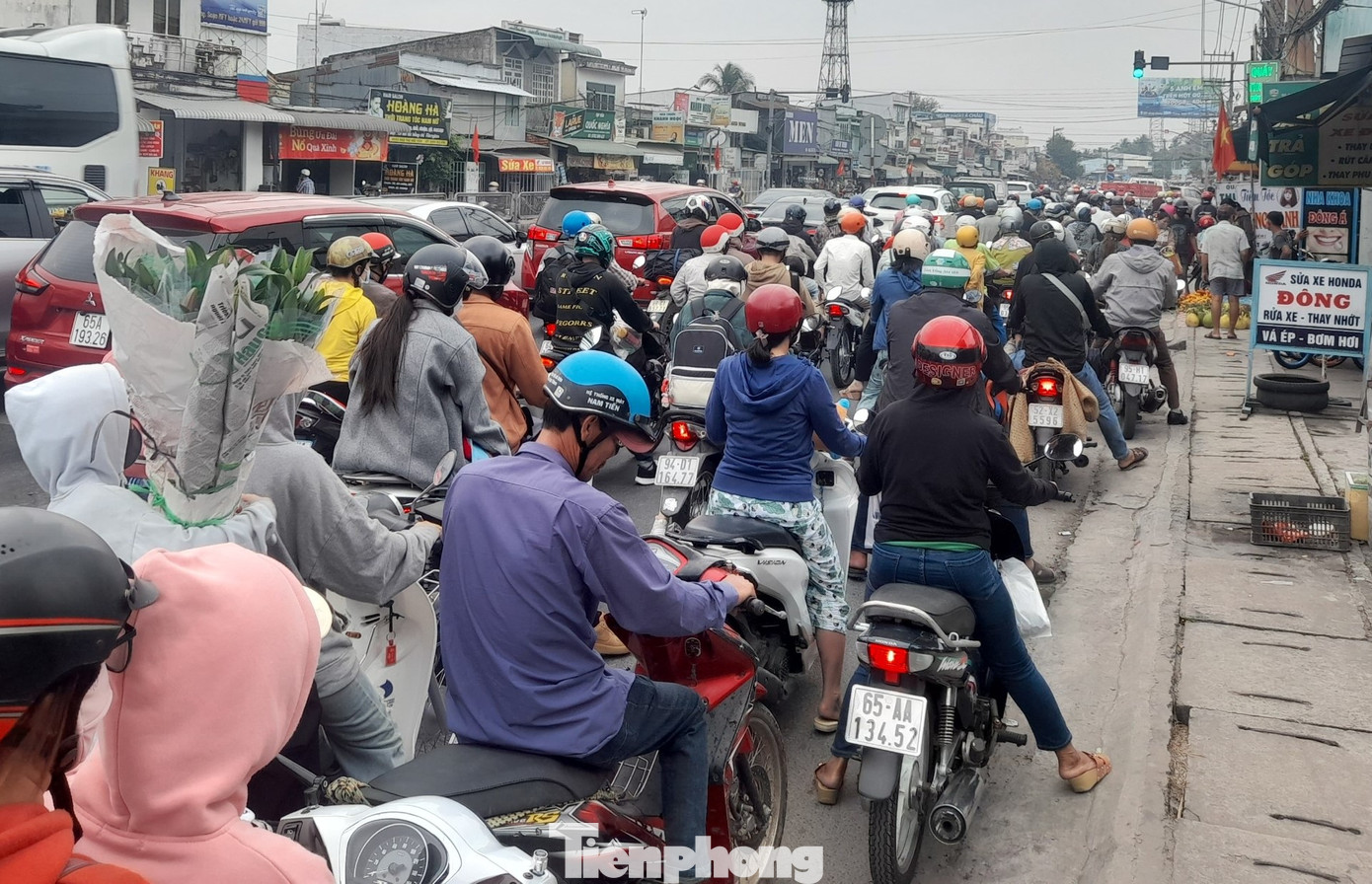 Ghi nhận của Tiền Phong sáng 8/2 trên quốc lộ 1, đoạn qua thị trấn Cái Tắc, huyện Châu Thành A, tỉnh Hậu Giang. Ghi nhận của Tiền Phong sáng 8/2 trên quốc lộ 1, đoạn qua thị trấn Cái Tắc, huyện Châu Thành A, tỉnh Hậu Giang.