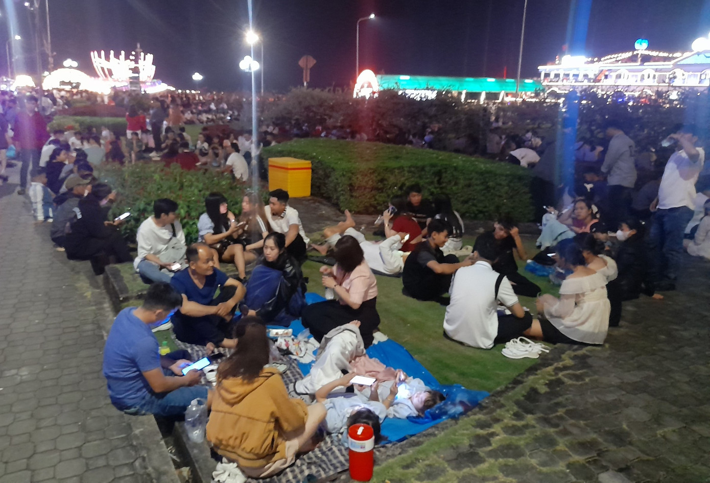 Nhiều người đến từ sớm để có vị trí "đắc địa" để chiêm ngưỡng màn pháo hoa đêm Giao thừa. Nhiều người đến từ sớm để có vị trí "đắc địa" để chiêm ngưỡng màn pháo hoa đêm Giao thừa.