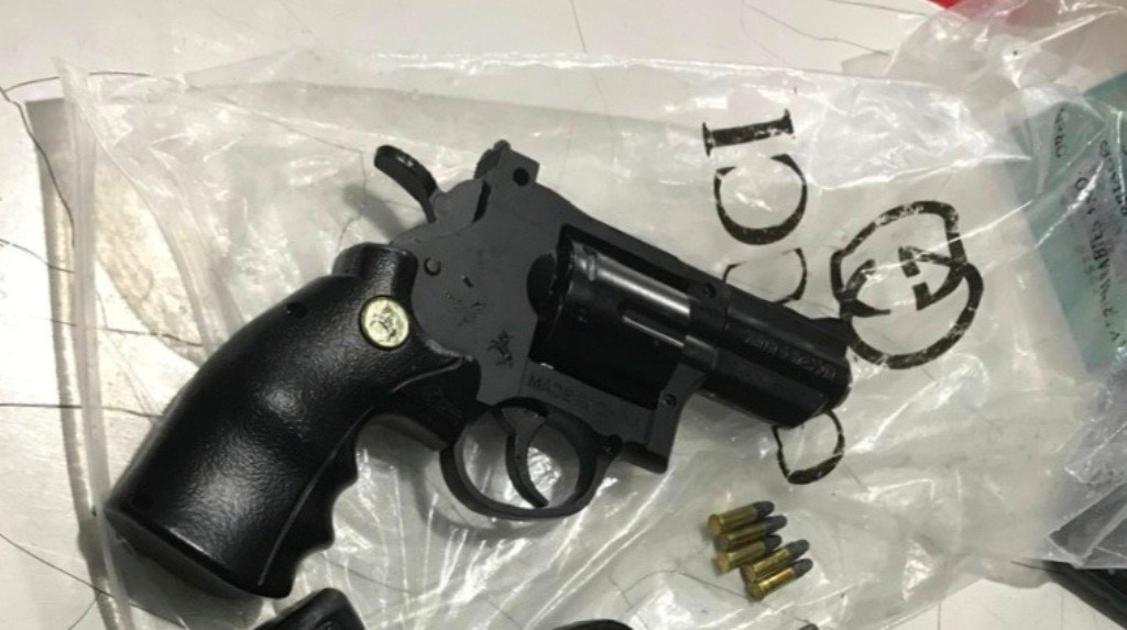 Khẩu súng thu được tại hiện trường.