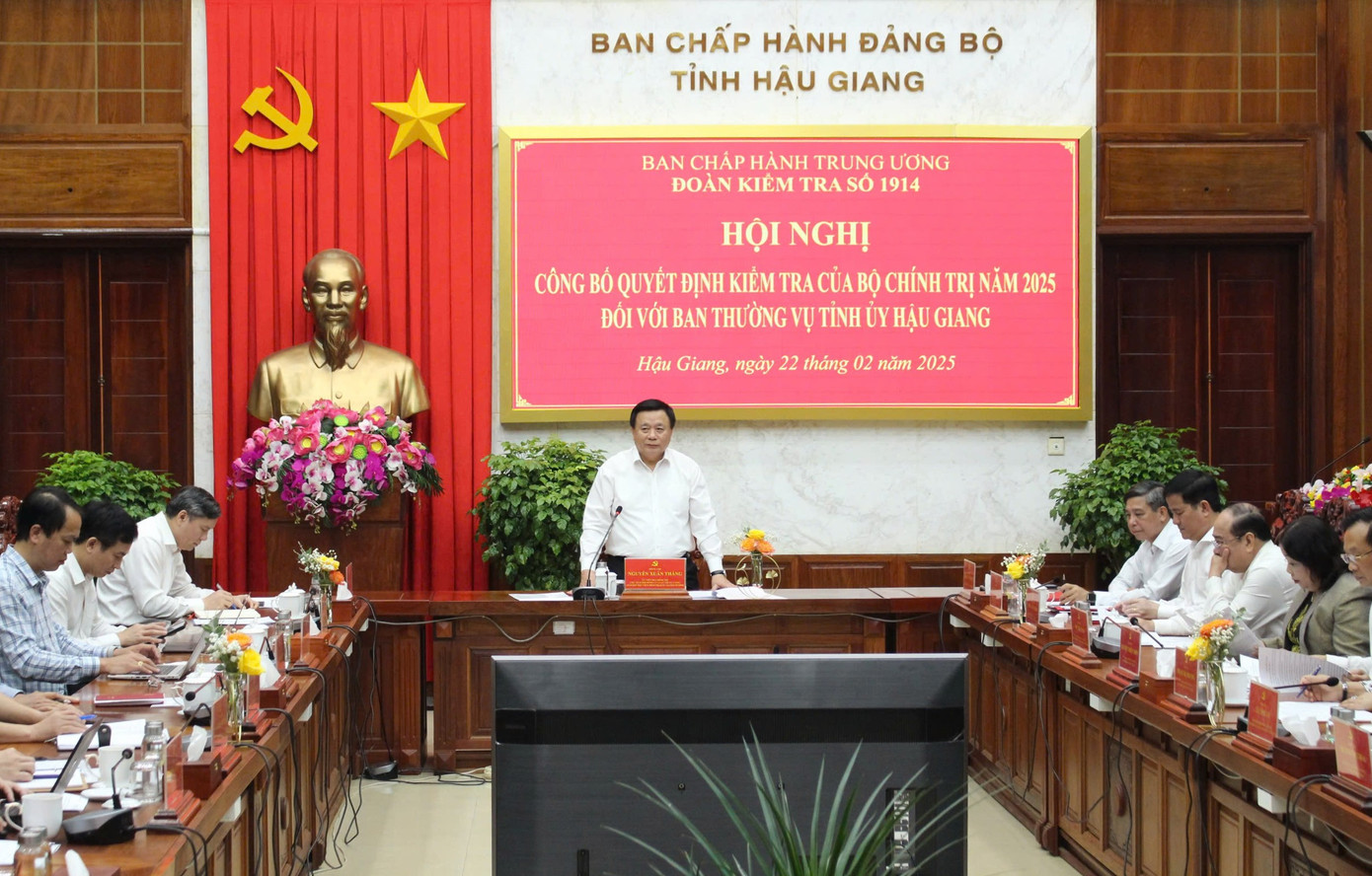 Ông Nguyễn Xuân Thắng - Ủy viên Bộ Chính trị, Giám đốc Học viện Chính trị quốc gia Hồ Chí Minh, Chủ tịch Hội đồng Lý luận Trung ương, Trưởng đoàn kiểm tra 1914 phát biểu tại hội nghị.