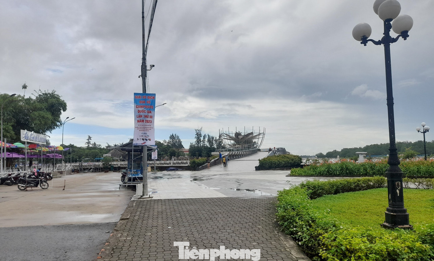 Khu vực cầu đi bộ, bến Ninh Kiều khá vắng vẻ.