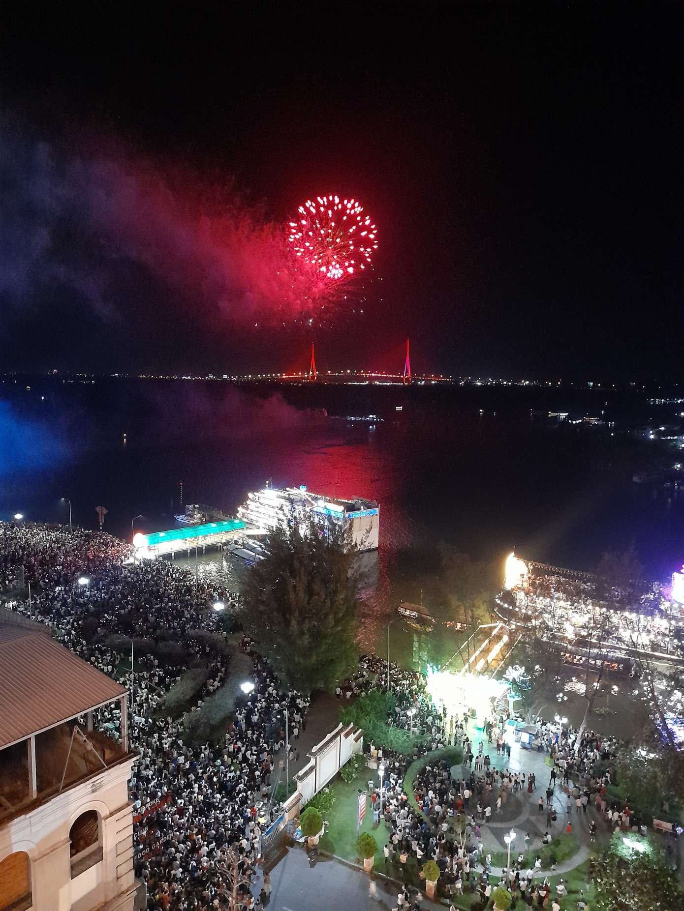 Pháo hoa được bắn từ sà lan đậu giữa sông Cần Thơ. Pháo hoa được bắn từ sà lan đậu giữa sông Cần Thơ.