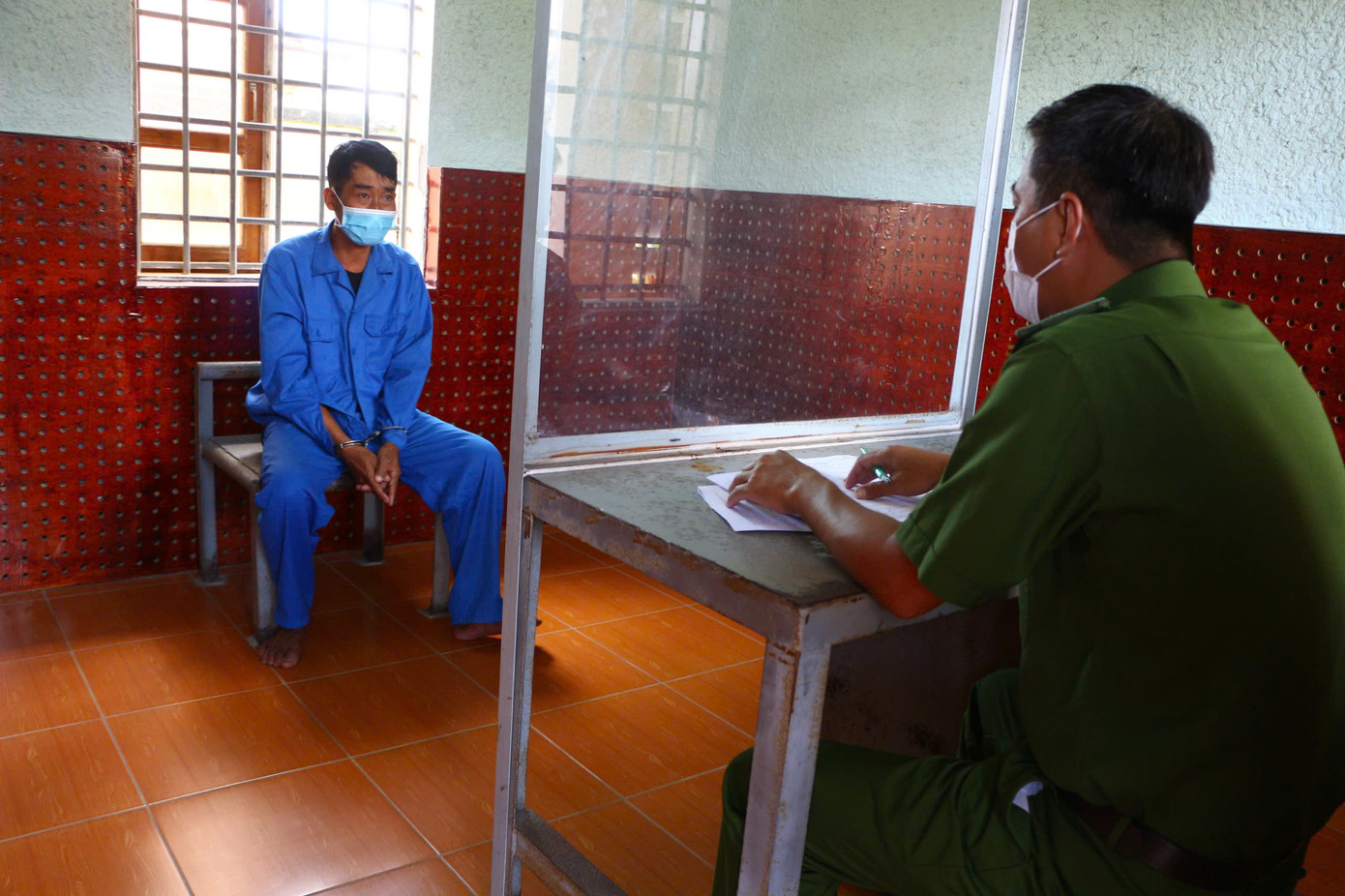 Công an làm việc với bị can Nguyễn Hoàng Minh. Công an làm việc với bị can Nguyễn Hoàng Minh.