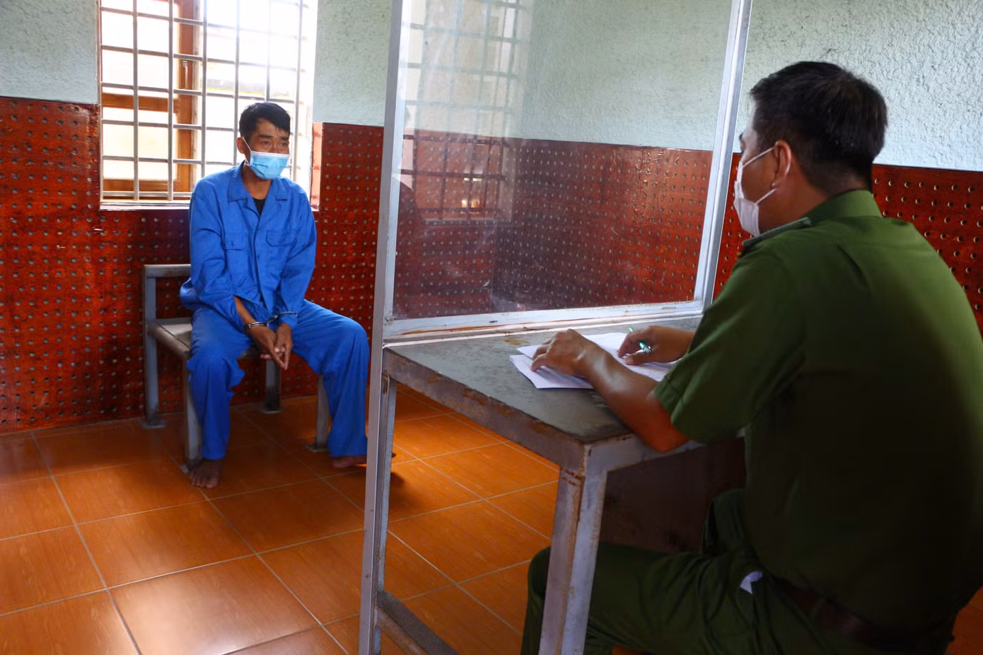 Công an làm việc với bị can Nguyễn Hoàng Minh.