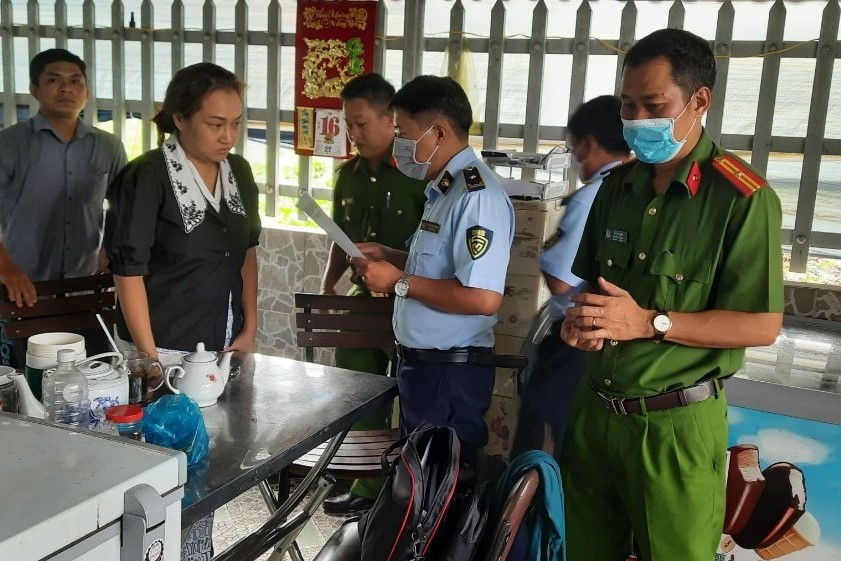 Lực lượng chức năng triển khai quyết định kiểm tra. Lực lượng chức năng triển khai quyết định kiểm tra.