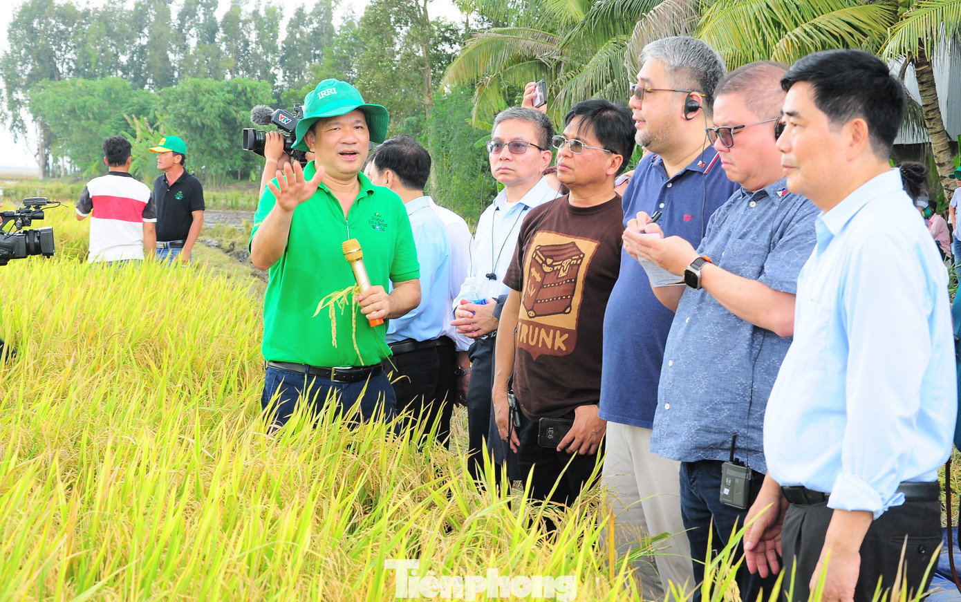 Bộ trưởng Bộ Nông nghiệp Philippines - Francisco P. Tiu Laurel, Jr. cùng đoàn công tác nghe báo cáo thực tế tại mô hình. Ảnh: CK Bộ trưởng Bộ Nông nghiệp Philippines - Francisco P. Tiu Laurel, Jr. cùng đoàn công tác nghe báo cáo thực tế tại mô hình. Ảnh: CK