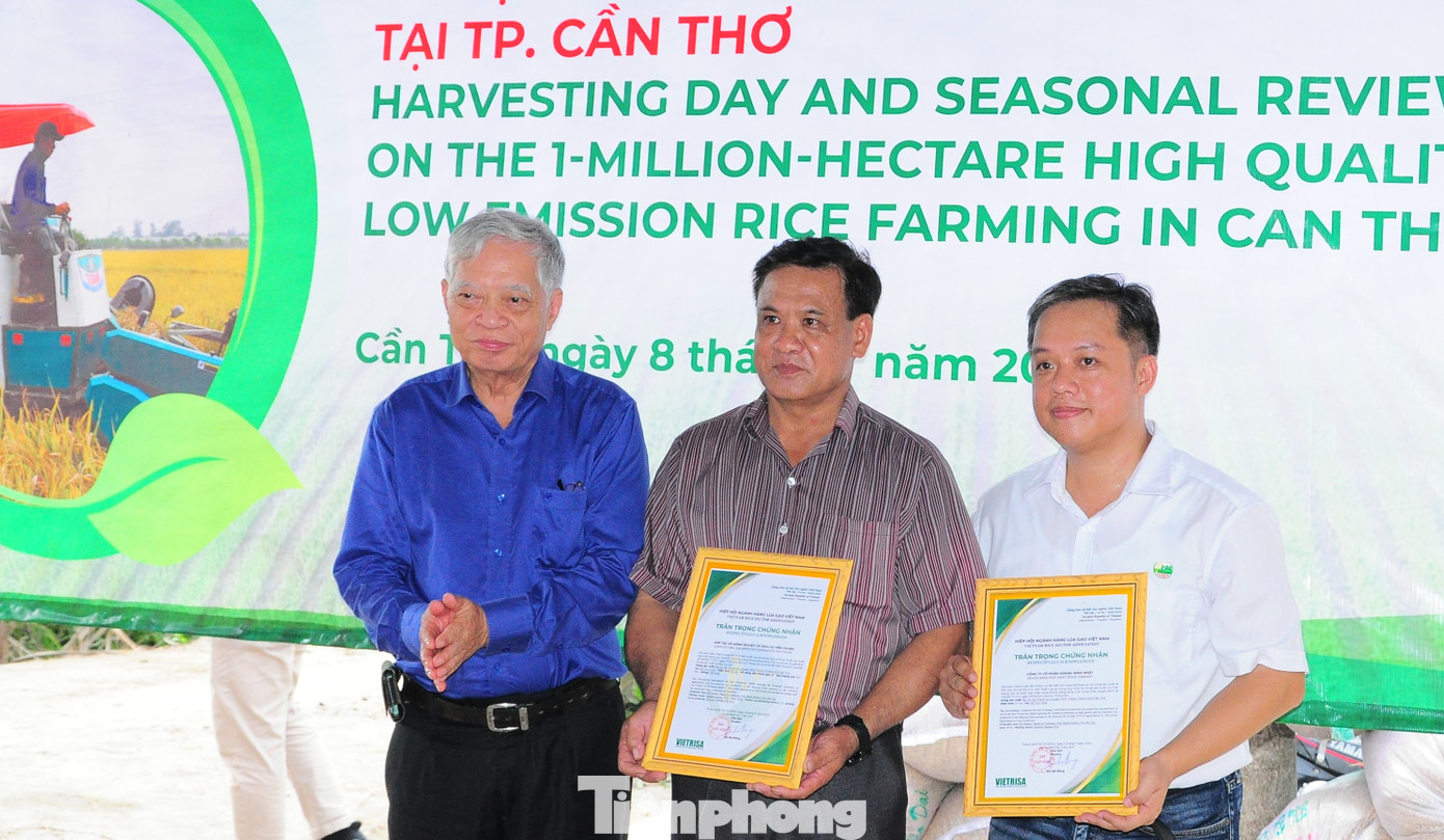 Ông Bùi Bá Bổng - Chủ tịch Hiệp hội Ngành hàng lúa gạo Việt Nam trao giấy chứng nhận liên kết giữa doanh nghiệp với nông dân/hợp tác xã trong sản xuất và tiêu thụ lúa tại mô hình. Ảnh: CK Ông Bùi Bá Bổng - Chủ tịch Hiệp hội Ngành hàng lúa gạo Việt Nam trao giấy chứng nhận liên kết giữa doanh nghiệp với nông dân/hợp tác xã trong sản xuất và tiêu thụ lúa tại mô hình. Ảnh: CK