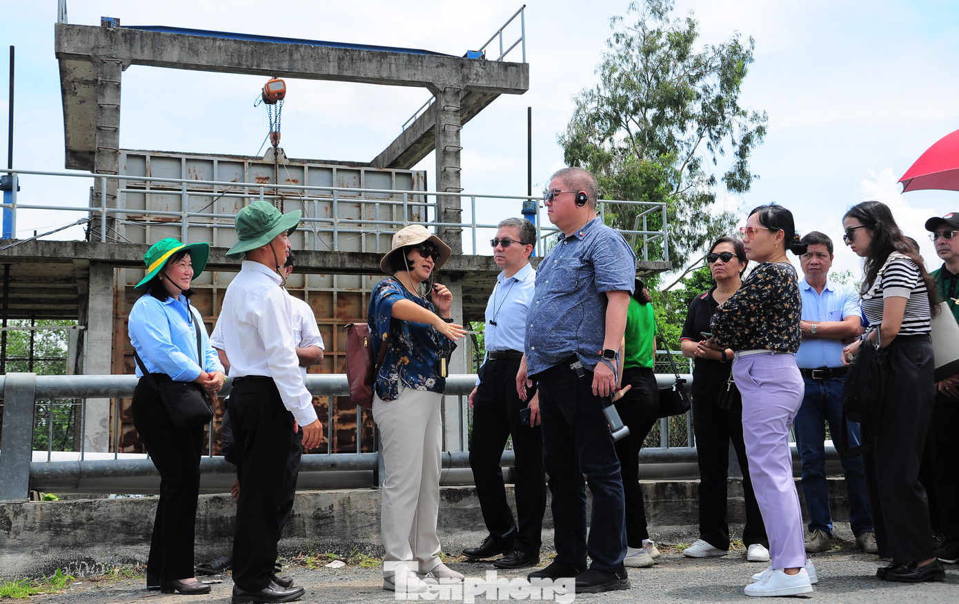 Bộ trưởng Bộ Nông nghiệp Philippines tham quan trạm bơm tại xã Thạnh An, huyện Vĩnh Thạnh, thành phố Cần Thơ. Ảnh: CK Bộ trưởng Bộ Nông nghiệp Philippines tham quan trạm bơm tại xã Thạnh An, huyện Vĩnh Thạnh, thành phố Cần Thơ. Ảnh: CK