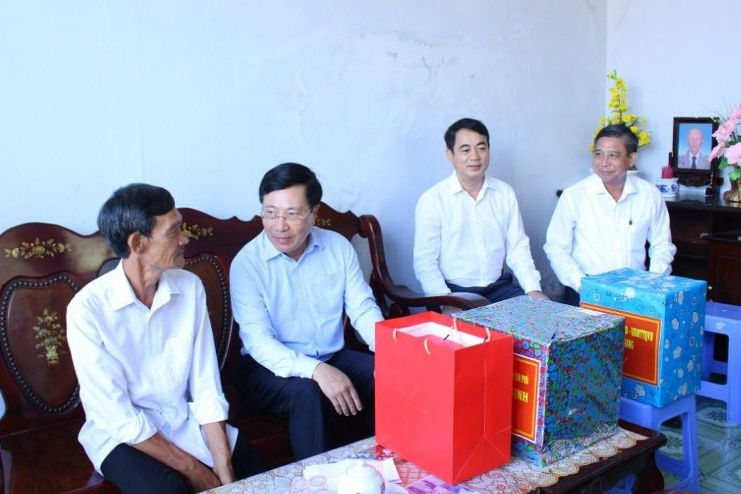 Phó Thủ tướng Phạm Bình Minh thăm thương binh Nguyễn Văn Lòng.