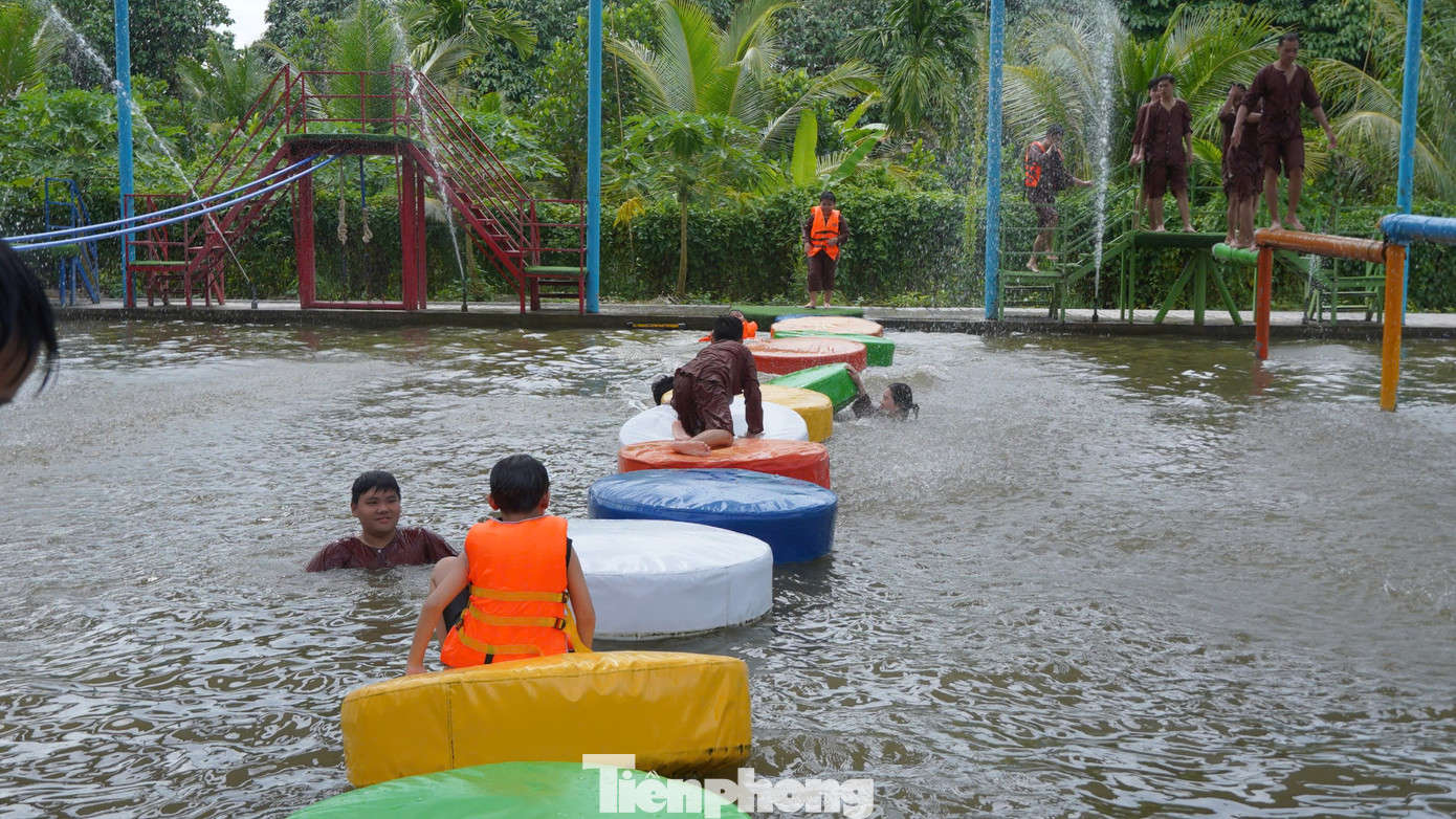 Trò chơi dưới nước tại khu du lịch sinh thái ở xã Mỹ Khánh, huyện Phong Điền, TP Cần Thơ. Trò chơi dưới nước tại khu du lịch sinh thái ở xã Mỹ Khánh, huyện Phong Điền, TP Cần Thơ.