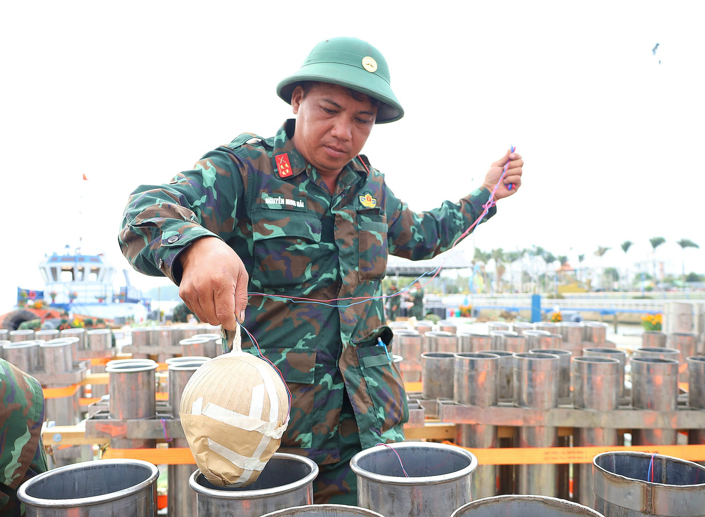 Đây là lần đầu tiên thành phố Cần Thơ tổ chức bắn pháo hoa từ sà lan trên sông thay vì trên đất liền như mọi năm.