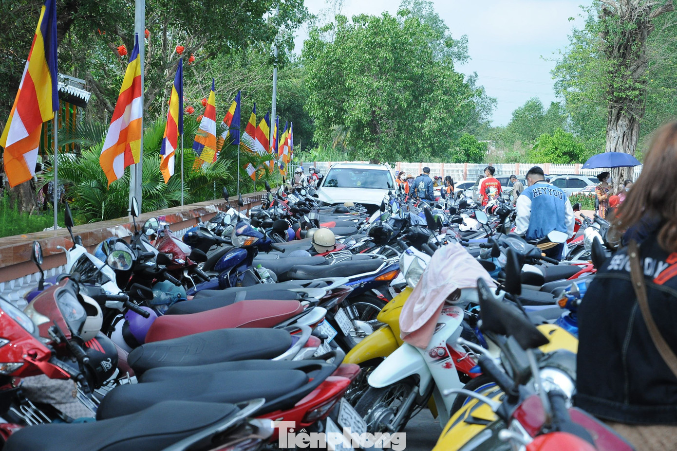 Khu vực giữ xe chật kín phương tiện.