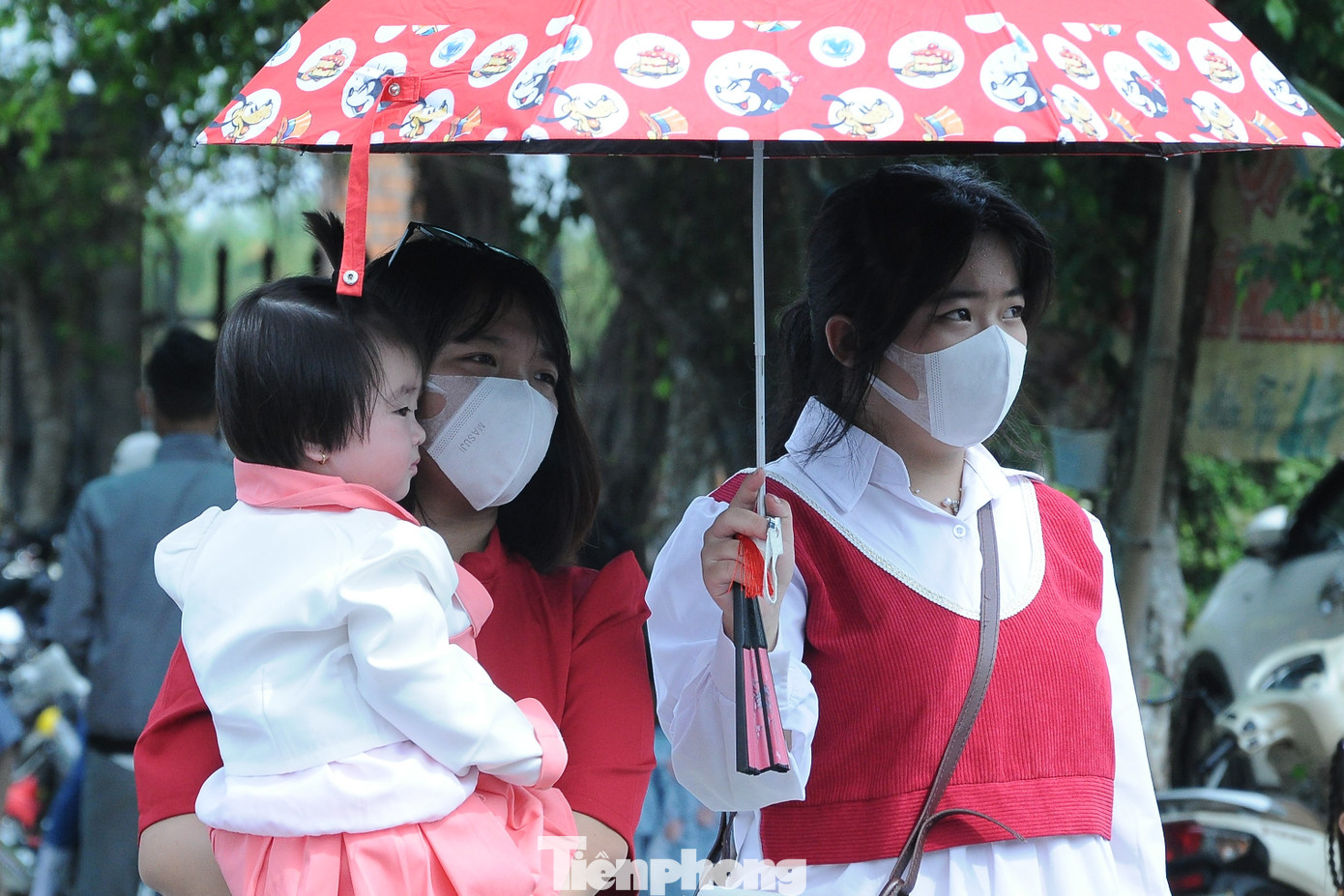 Chờ qua đường để vào thiền viện dù đã gần 11 giờ.