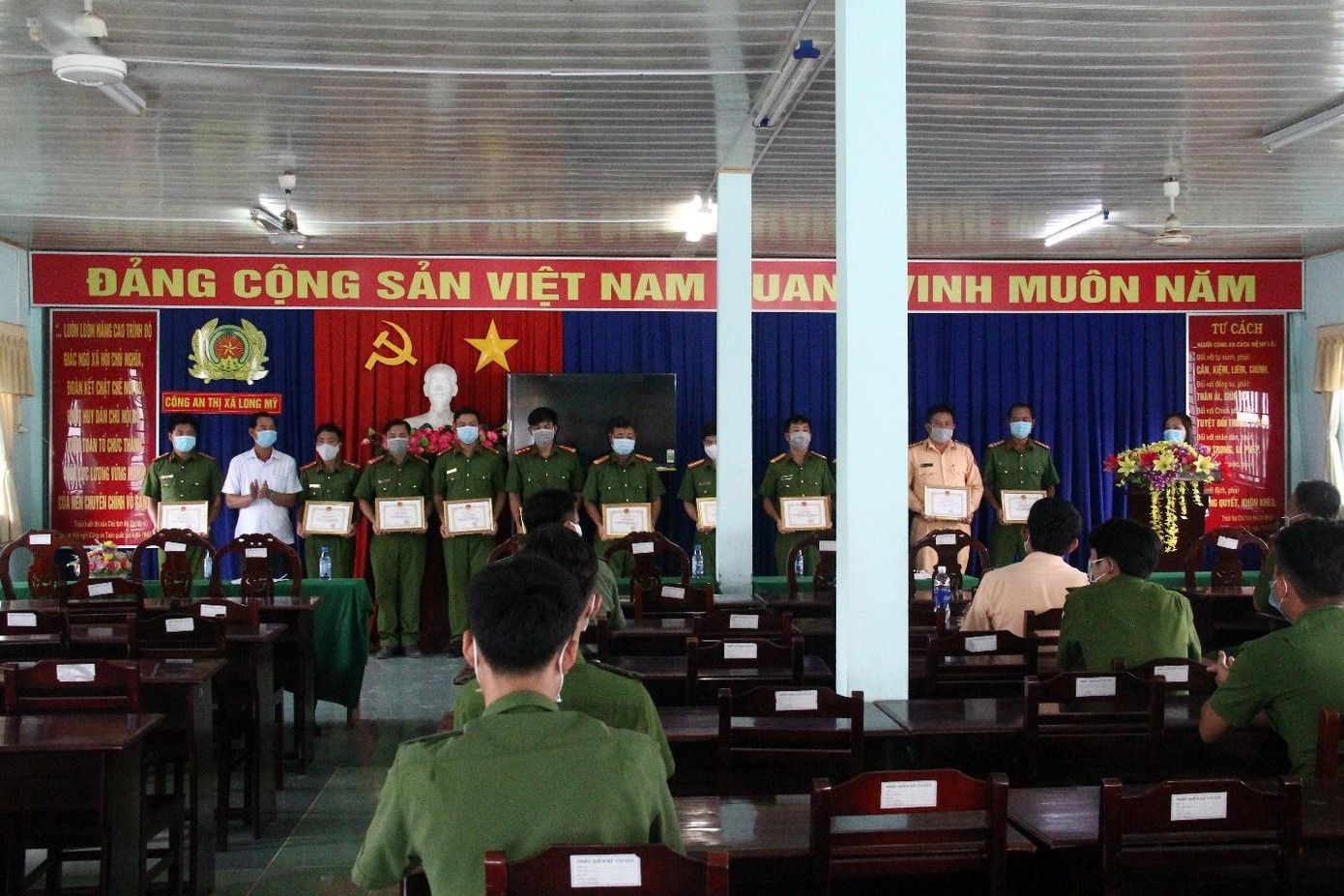 Chủ tịch UBND thị xã Long Mỹ thưởng nóng cho các tập thể, cá nhân tham gia truy bắt đối tượng. Ảnh: T.P