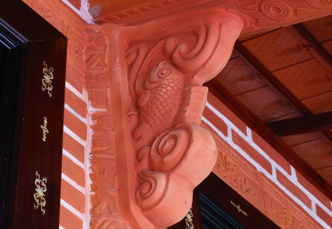 Không qua bất kỳ trường lớp nào về kiến trúc xây dựng nhưng nghệ nhân này đã tự thiết kế bản vẽ xây dựng ngôi nhà, sáng tác những hoa văn đầy tính nghệ thuật trên mỗi cây cột, cây kèo... Đây cũng được xem là công trình khởi đầu trong hành trình vực dậy nghề gốm của ông Buôi. Ông cũng mong muốn xây nên những công trình từ gốm để phục vụ tham quan du lịch... Không qua bất kỳ trường lớp nào về kiến trúc xây dựng nhưng nghệ nhân này đã tự thiết kế bản vẽ xây dựng ngôi nhà, sáng tác những hoa văn đầy tính nghệ thuật trên mỗi cây cột, cây kèo... Đây cũng được xem là công trình khởi đầu trong hành trình vực dậy nghề gốm của ông Buôi. Ông cũng mong muốn xây nên những công trình từ gốm để phục vụ tham quan du lịch...