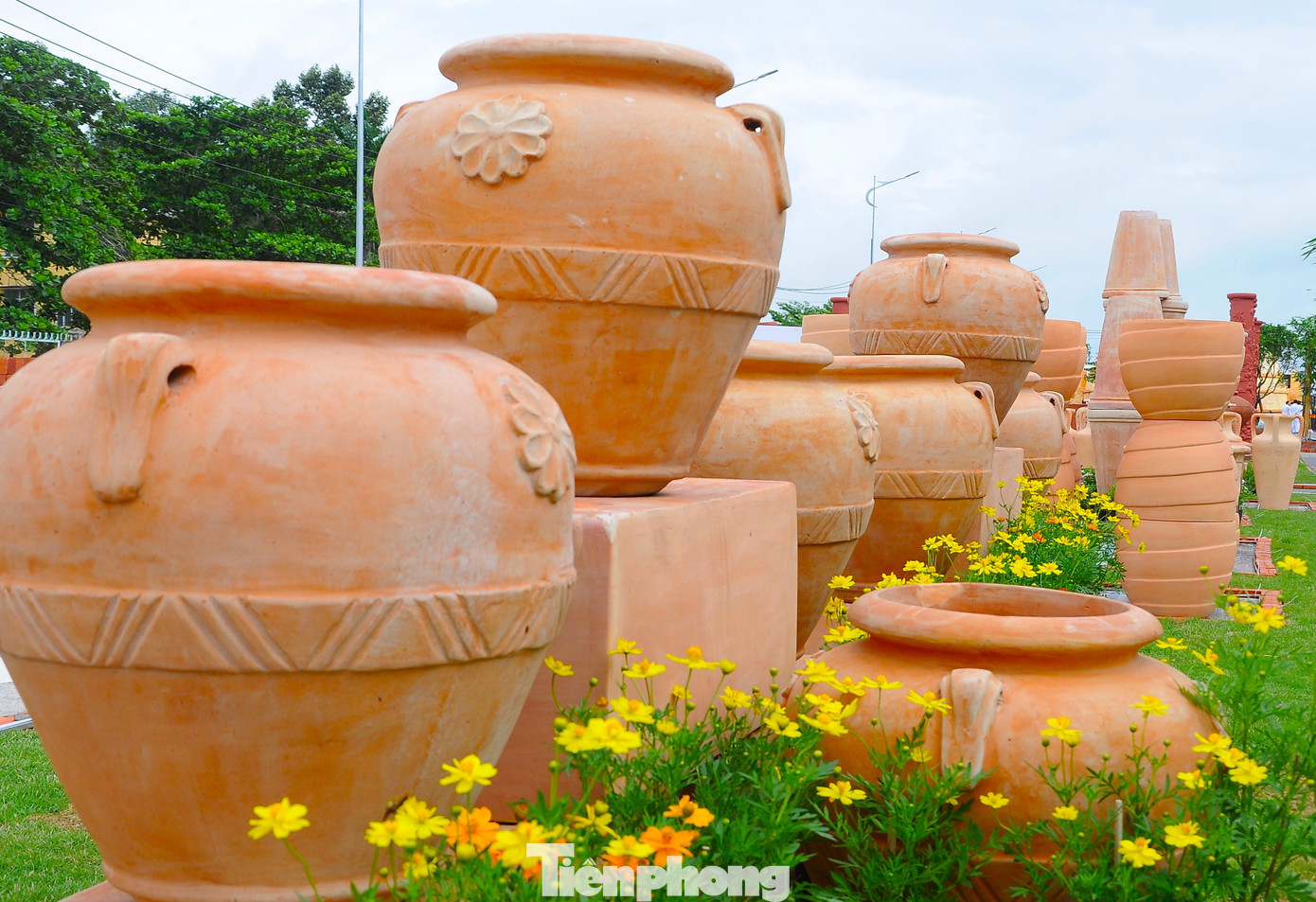 Sản phẩm gốm đỏ Vĩnh Long. Ảnh: CK