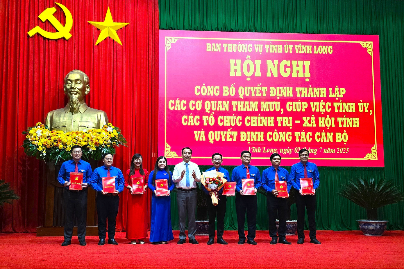 Chủ tịch UBND tỉnh Vĩnh Long trao quyết định cho Tỉnh Đoàn Vĩnh Long. Ảnh: CK