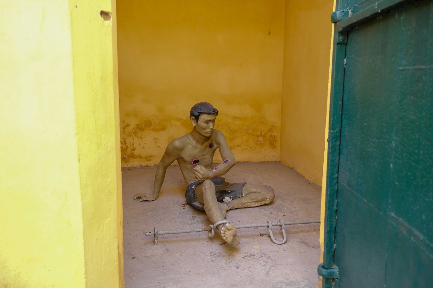 Đồng thời cũng có những xà lim biệt giam. Đồng thời cũng có những xà lim biệt giam.