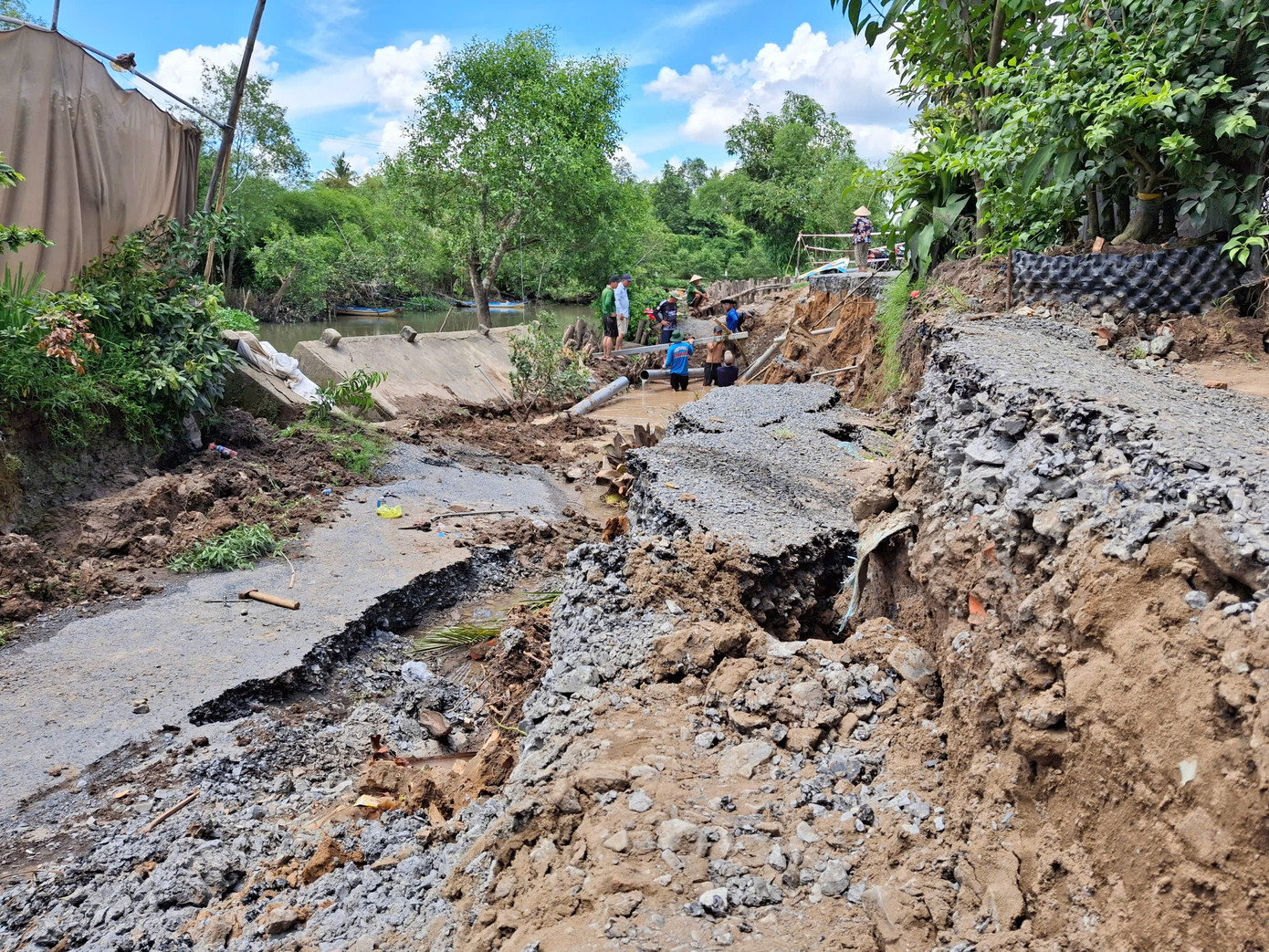 Chiều 13/5, Văn phòng Thường trực Ban Chỉ huy Phòng thủ dân sự - Phòng, chống thiên tai và Tìm kiếm cứu nạn (Ban chỉ huy) thành phố Cần Thơ thông tin về vụ sạt lở xảy ra trên địa bàn quận Ô Môn.