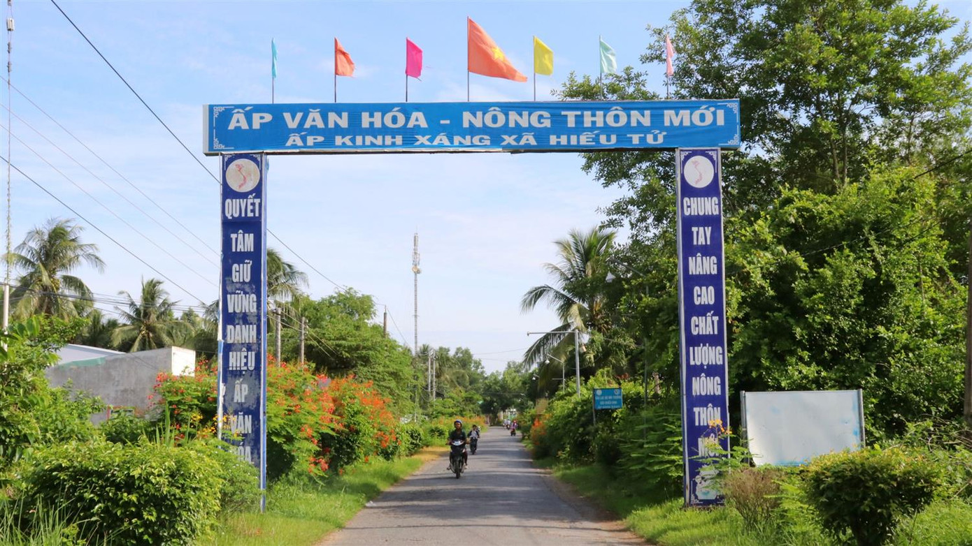 Tuyến đường sáng - xanh - sạch - đẹp ở huyện Tiểu Cần, huyện đầu tiên của Trà Vinh đạt chuẩn nông thôn mới (năm 2018). Tiểu Cần và Cầu Kè cũng là 2 huyện của tỉnh này vừa được Thủ tướng Chính phủ công nhận đạt chuẩn nông thôn mới nâng cao. Ảnh: Trúc Phương. Tuyến đường sáng - xanh - sạch - đẹp ở huyện Tiểu Cần, huyện đầu tiên của Trà Vinh đạt chuẩn nông thôn mới (năm 2018). Tiểu Cần và Cầu Kè cũng là 2 huyện của tỉnh này vừa được Thủ tướng Chính phủ công nhận đạt chuẩn nông thôn mới nâng cao. Ảnh: Trúc Phương.