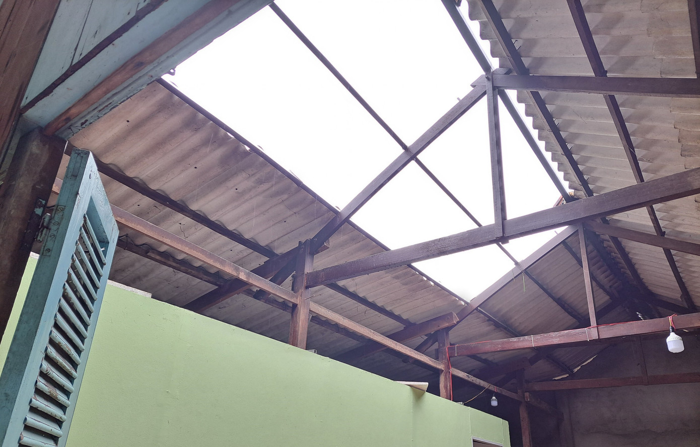 Nhiều nhà dân bị tốc mái.
