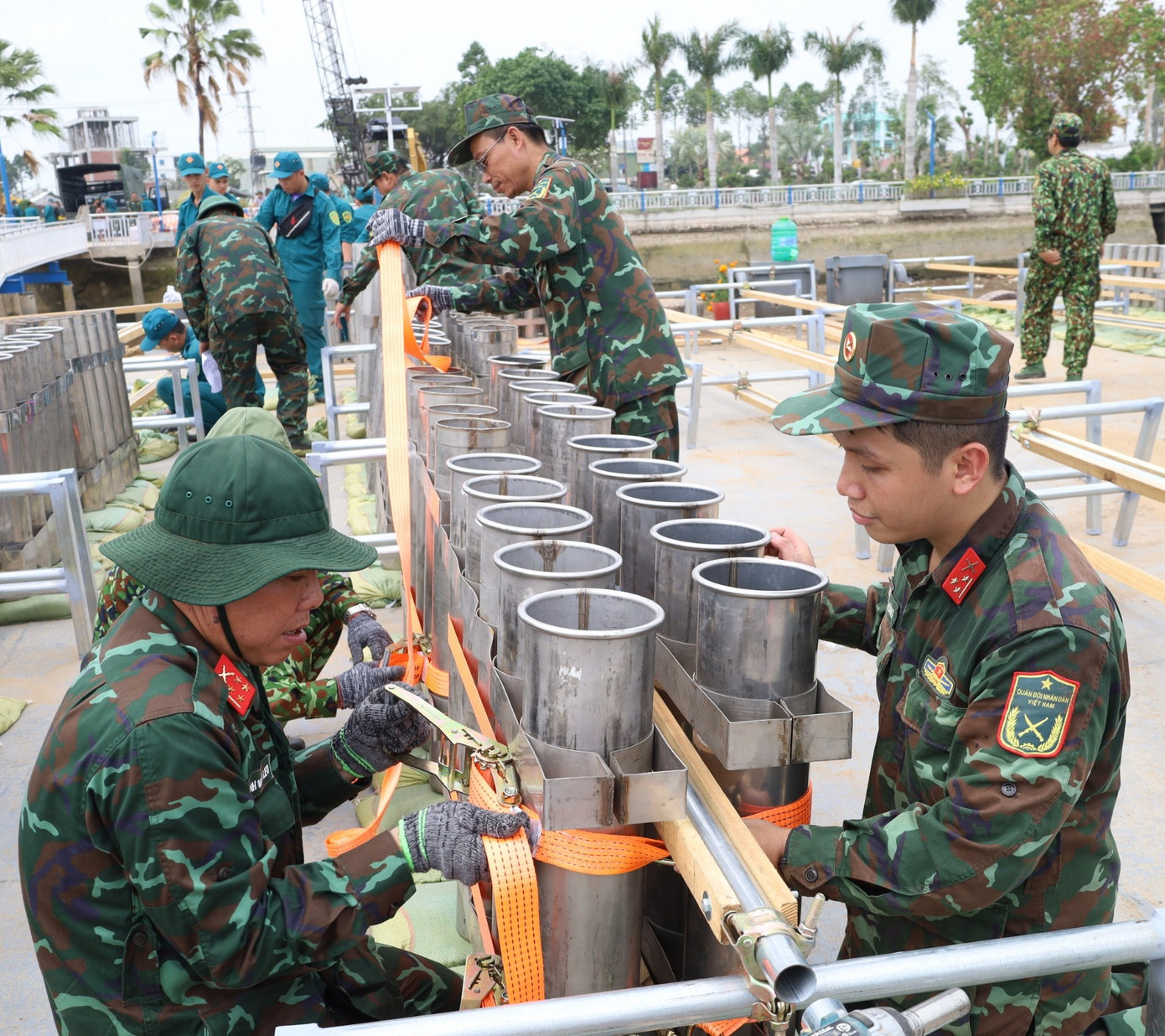 1.000 quả pháo hoa với nhiều chủng loại, màu sắc được tập kết vào vị trí.