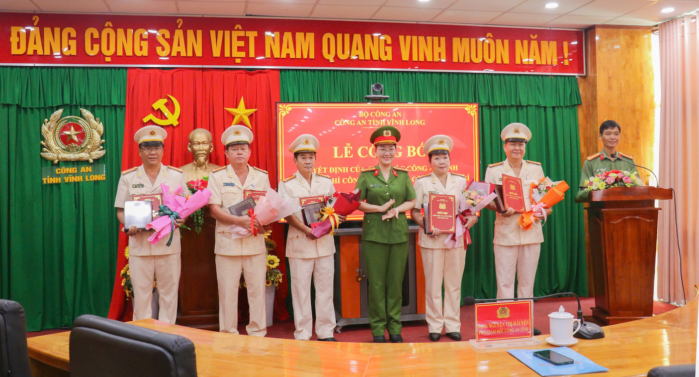 Đại tá Nguyễn Thị Hải Yến - Phó Giám đốc Công an tỉnh Vĩnh Long trao quyết định cho các cán bộ. Đại tá Nguyễn Thị Hải Yến - Phó Giám đốc Công an tỉnh Vĩnh Long trao quyết định cho các cán bộ.