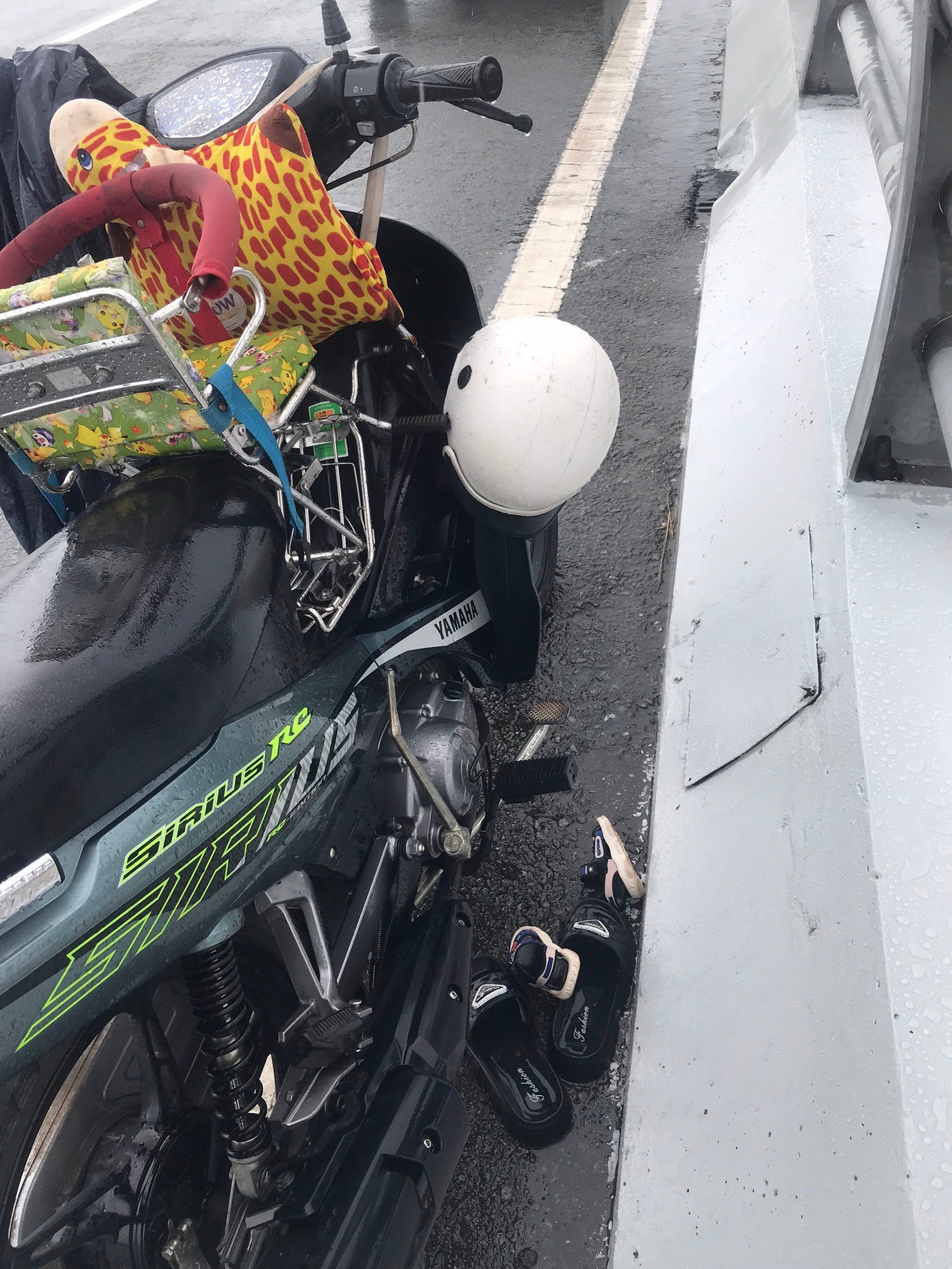 Chiếc xe máy được phát hiện trên cầu. Chiếc xe máy được phát hiện trên cầu.