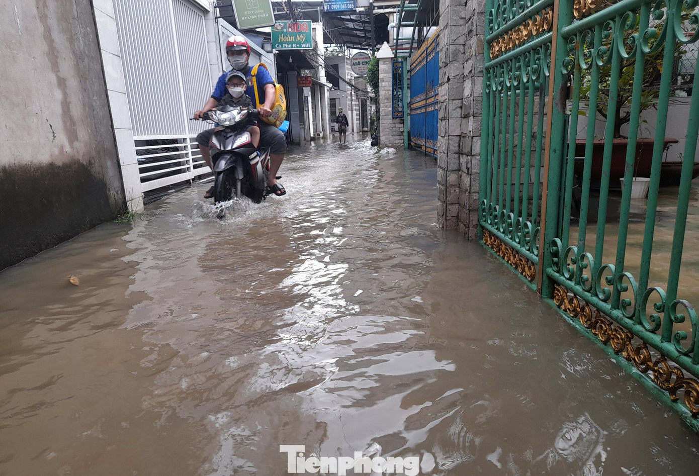 Nước "tấn công" vào cả các con hẻm.