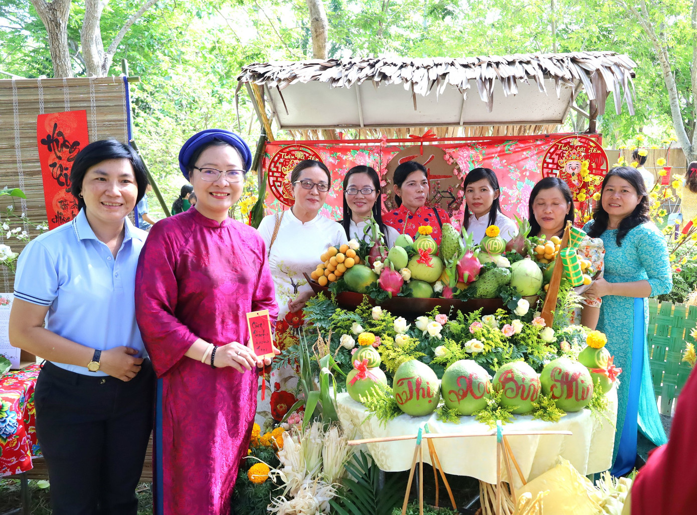 Dịp này, Ban tổ chức cũng trao giải thưởng cho các hội thi "Văn hay - Chữ tốt", "Mâm ngũ quả ngày Tết", thi viết thư pháp...