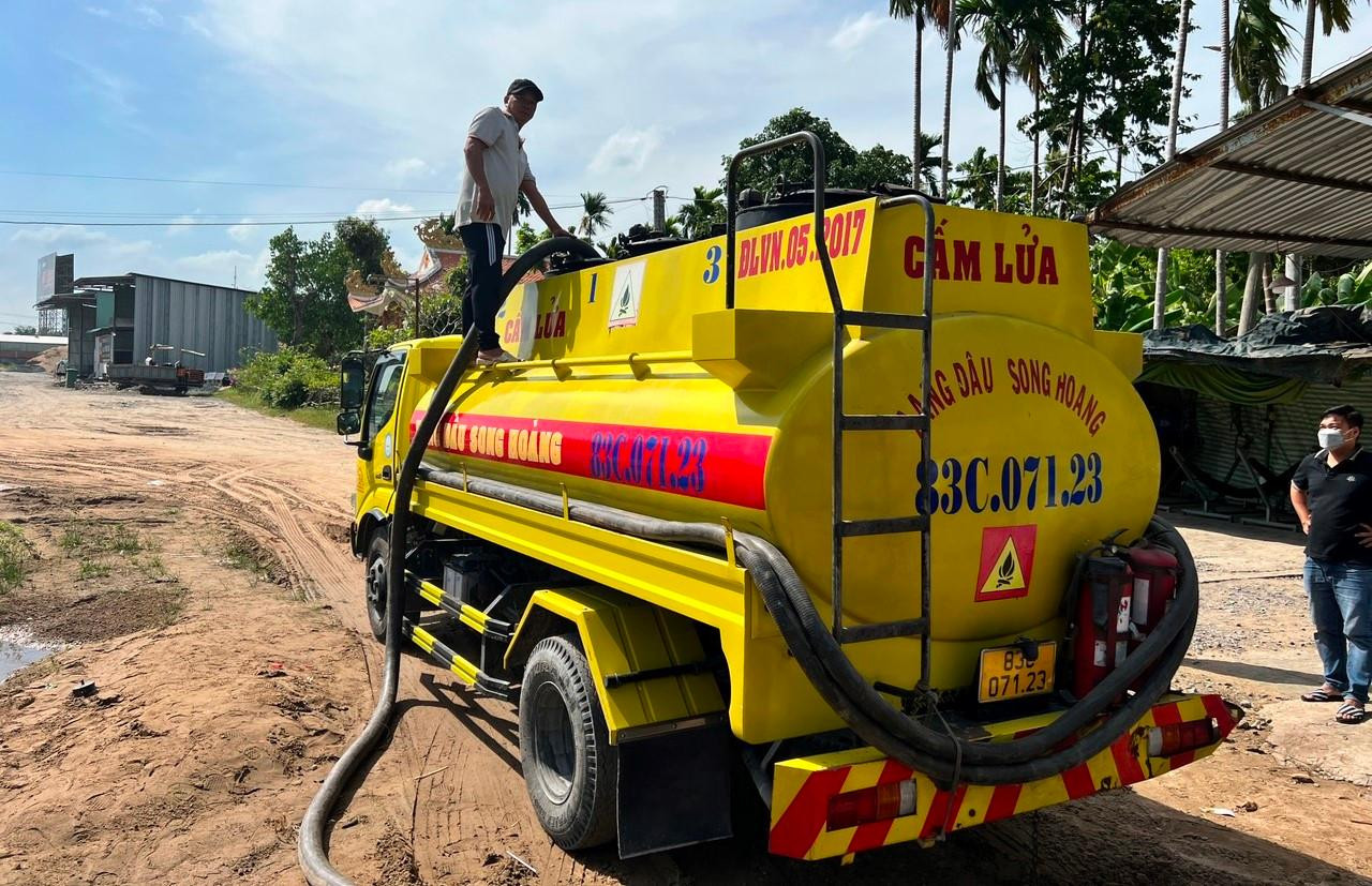 Xe bồn đang bơm xăng tại hiện trường.