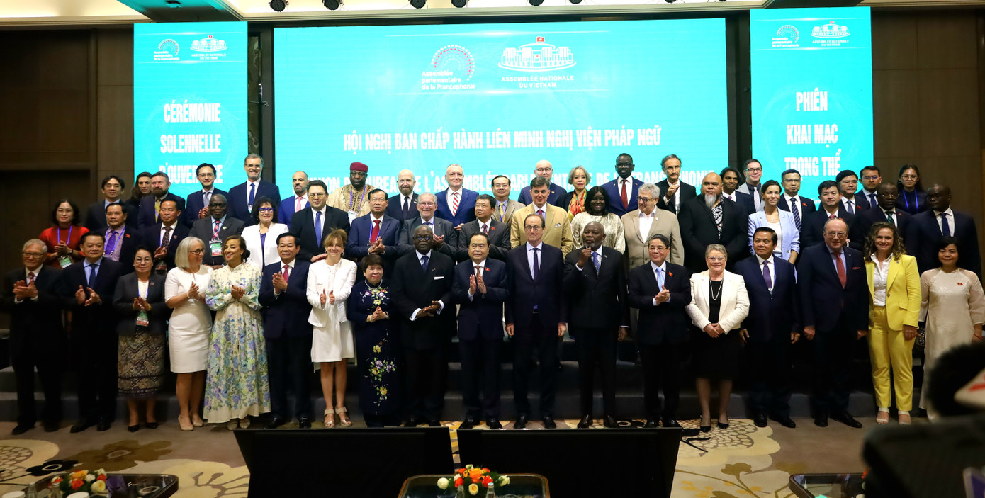 Đại biểu chụp ảnh lưu niệm tại hội nghị.