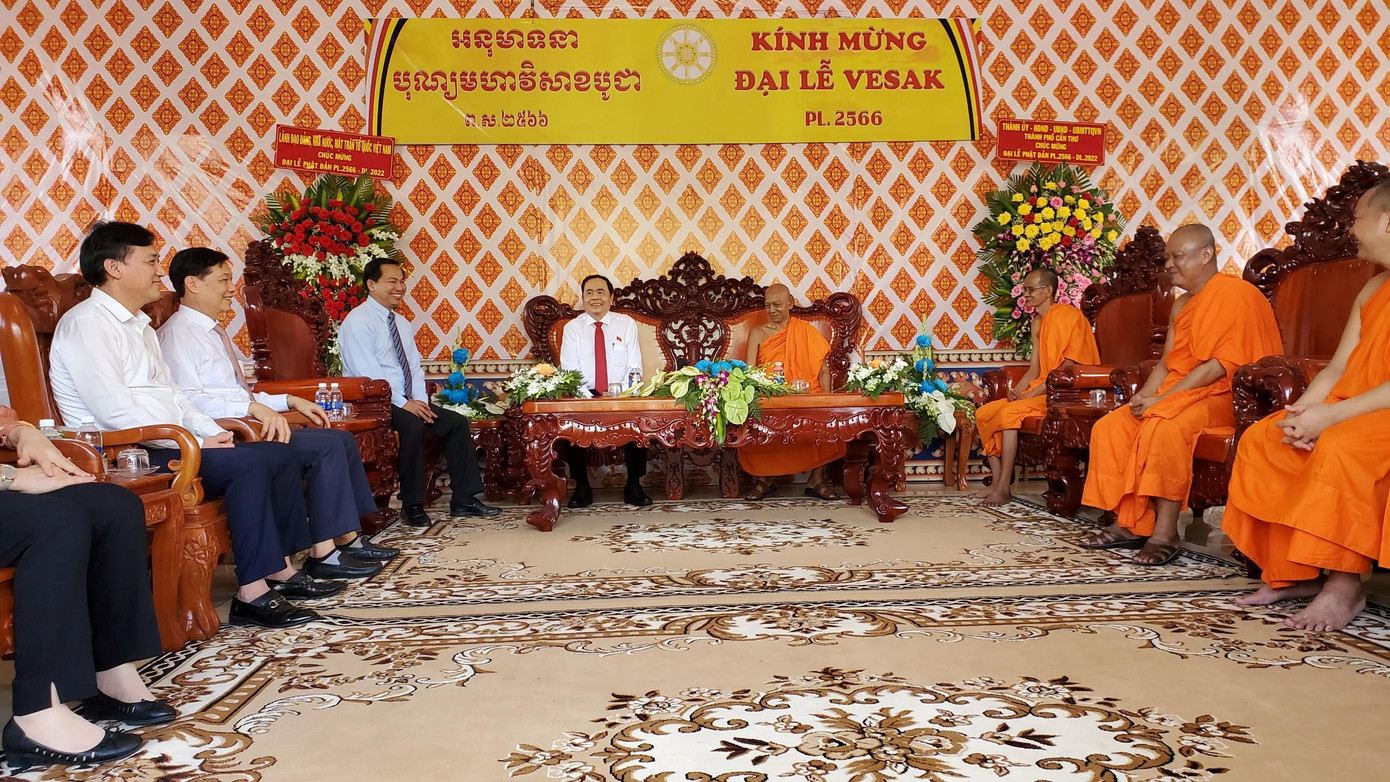 Lãnh đạo Thành ủy, UBND thành phố Cần Thơ cùng tham gia đoàn công tác đến thăm, chúc mừng Đại lễ Phật đản Phật lịch 2566. Lãnh đạo Thành ủy, UBND thành phố Cần Thơ cùng tham gia đoàn công tác đến thăm, chúc mừng Đại lễ Phật đản Phật lịch 2566.