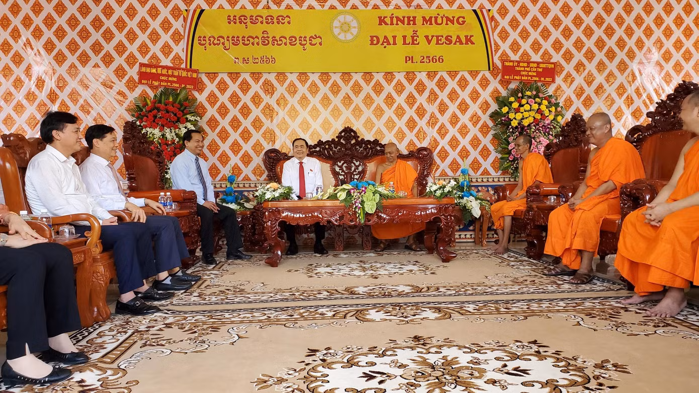 Lãnh đạo Thành ủy, UBND thành phố Cần Thơ cùng tham gia đoàn công tác đến thăm, chúc mừng Đại lễ Phật đản Phật lịch 2566. Lãnh đạo Thành ủy, UBND thành phố Cần Thơ cùng tham gia đoàn công tác đến thăm, chúc mừng Đại lễ Phật đản Phật lịch 2566.