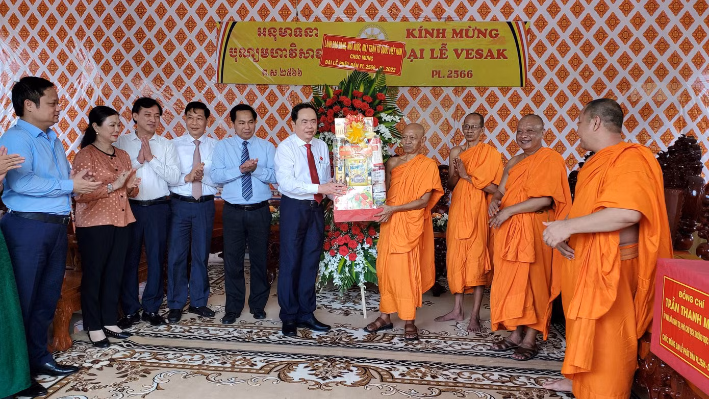 Phó Chủ tịch Thường trực Quốc hội Trần Thanh Mẫn chúc mừng Đại lễ Phật đản tại Cần Thơ. Phó Chủ tịch Thường trực Quốc hội Trần Thanh Mẫn chúc mừng Đại lễ Phật đản tại Cần Thơ.