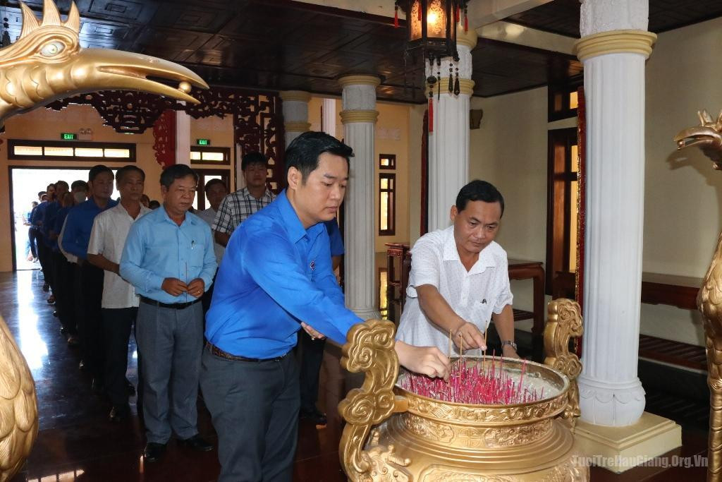 Đại biểu dâng hương viếng Bác.