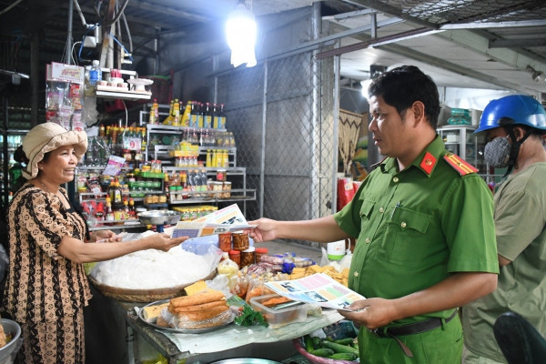 Công an cơ sở tăng cường tuyên truyền phòng, chống 'tín dụng đen'. Ảnh: Hồ Giang. Công an cơ sở tăng cường tuyên truyền phòng, chống 'tín dụng đen'. Ảnh: Hồ Giang.