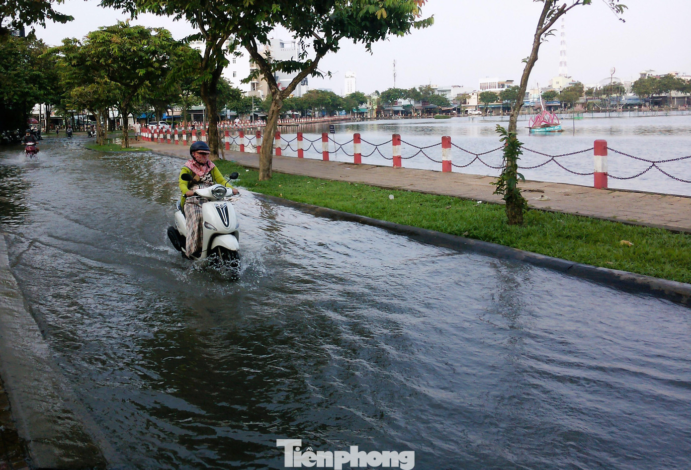 Đường bờ hồ Xáng Thổi thường xuyên bị ngập do triều cường. Ảnh: Cảnh Kỳ Đường bờ hồ Xáng Thổi thường xuyên bị ngập do triều cường. Ảnh: Cảnh Kỳ