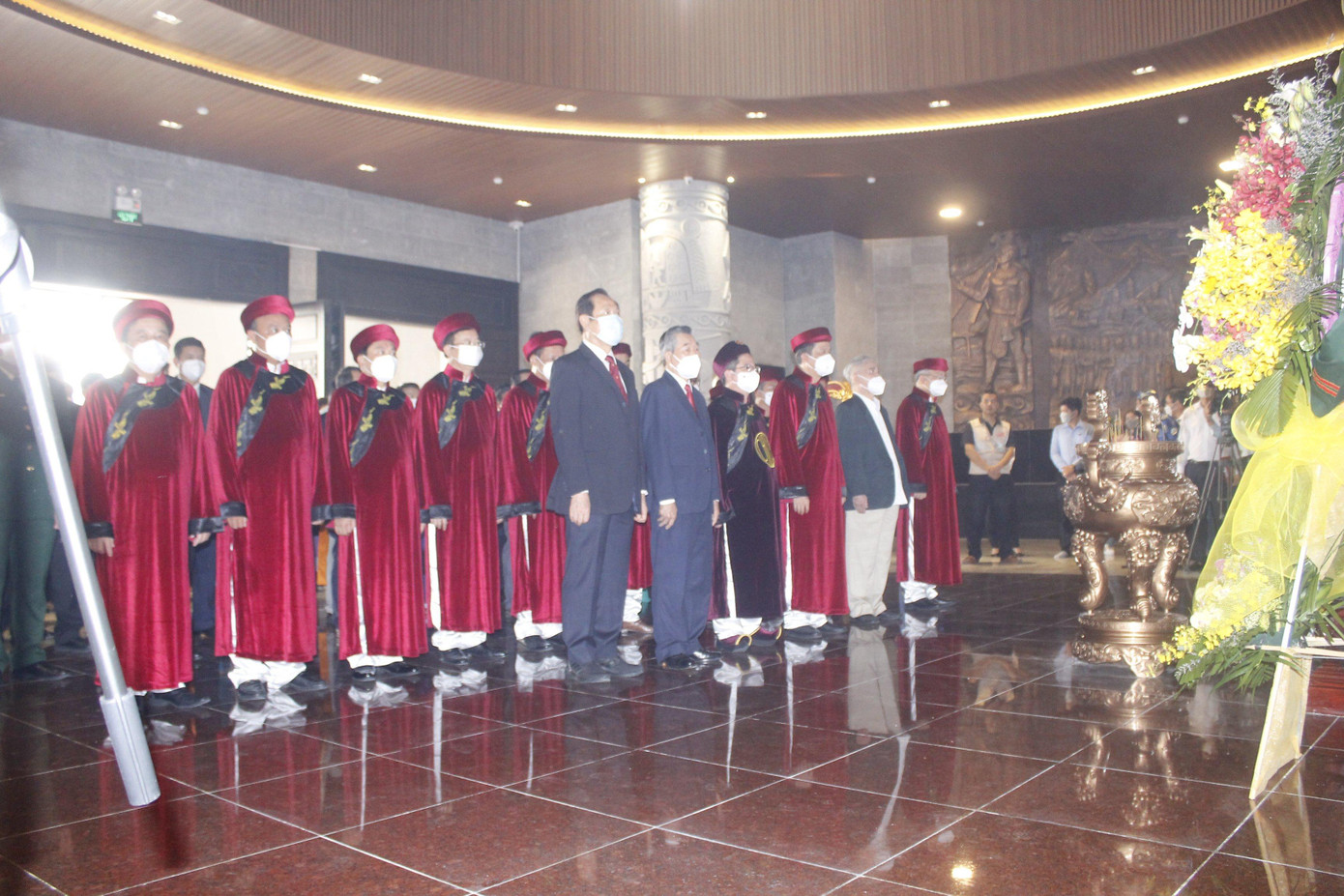 Trang nghiêm thành kính dâng hương tại Đền thờ Vua Hùng. Trang nghiêm thành kính dâng hương tại Đền thờ Vua Hùng.