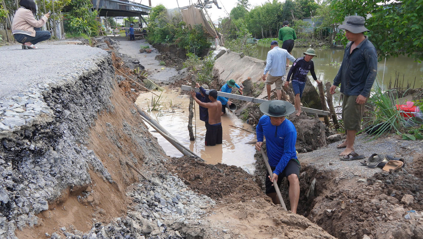 Bà Văn Thị Bé Bảy (nhà cạnh vị trí sạt lở) kể lại, khoảng 2h30 bà bắt đầu nghe tiếng động do mấy cây dừa bị nghiêng, trái dừa rụng xuống, rồi chó sủa, hai vợ chồng ra rọi đèn thì thấy đất sụp xuống.
