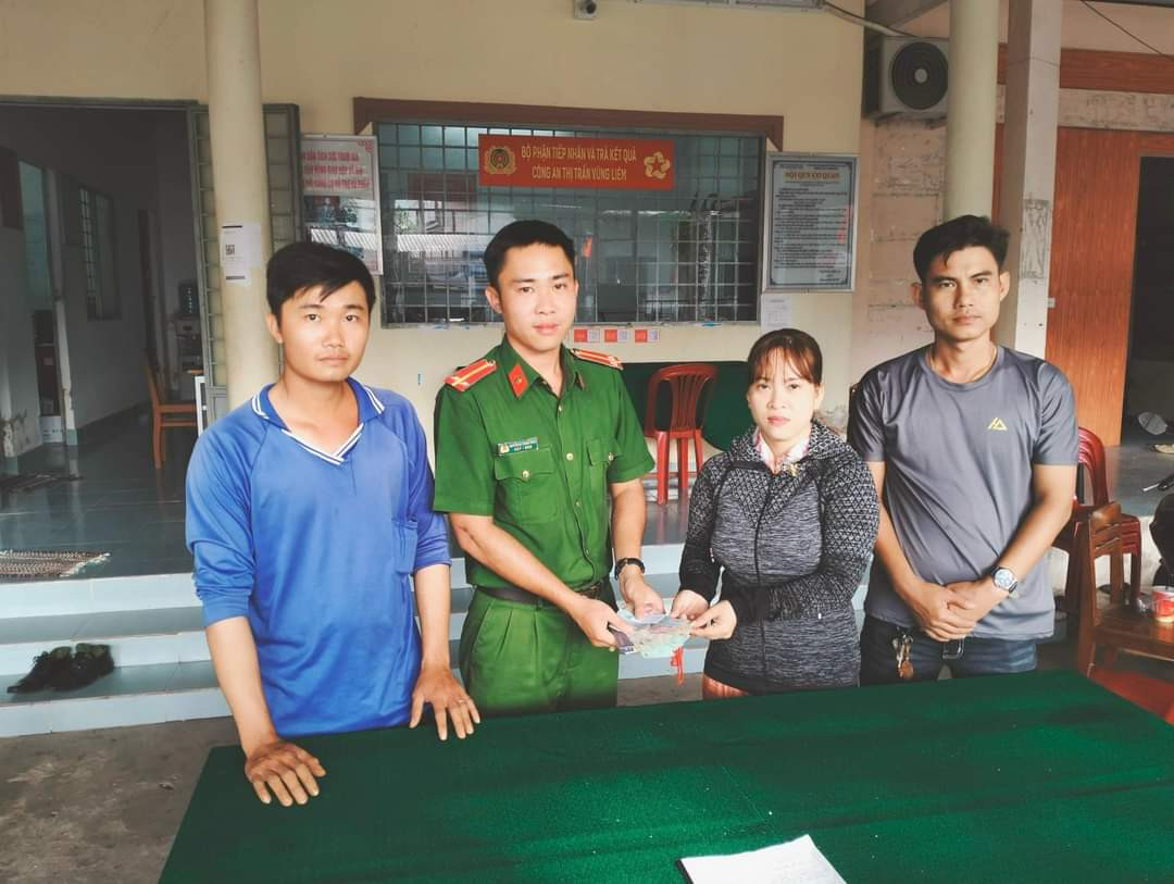 Công an bàn giao tài sản do anh Thảo (bìa trái) nhặt được cho người đánh rơi. Công an bàn giao tài sản do anh Thảo (bìa trái) nhặt được cho người đánh rơi.