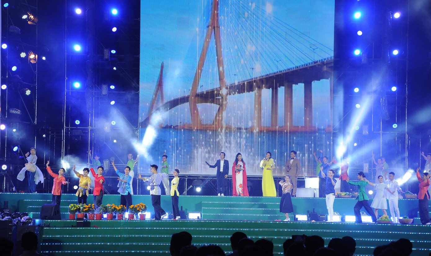 Chương trình là khúc ca chào Xuân mới trong niềm tin yêu và tràn đầy hy vọng; mang đến những nét đẹp văn hoá truyền thống mỗi khi Tết đến Xuân về. Chương trình là khúc ca chào Xuân mới trong niềm tin yêu và tràn đầy hy vọng; mang đến những nét đẹp văn hoá truyền thống mỗi khi Tết đến Xuân về.