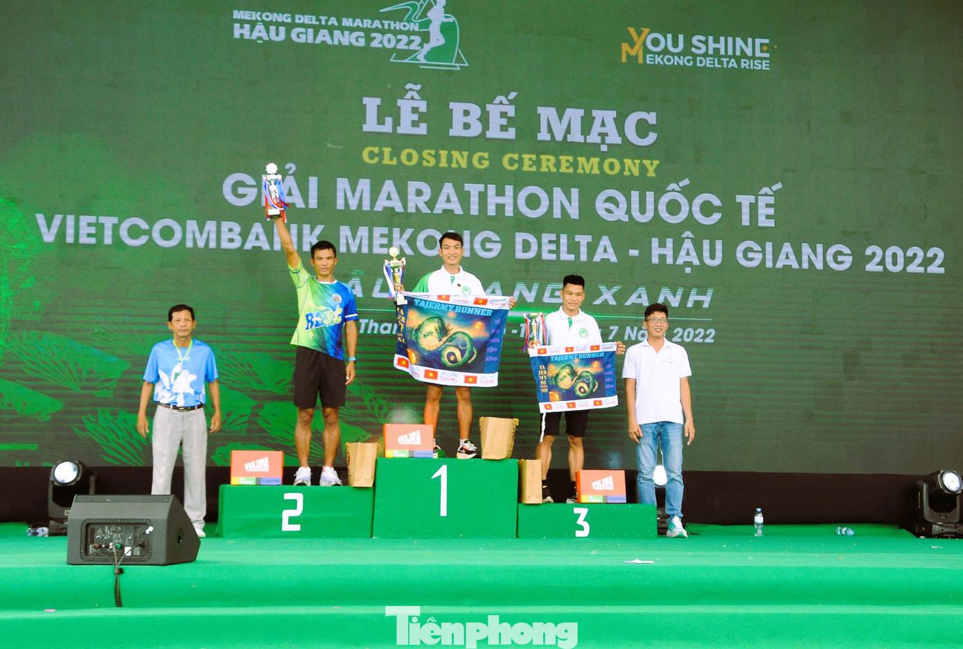 Trao giải nhất, nhì, ba ở nội dung 42km nam.